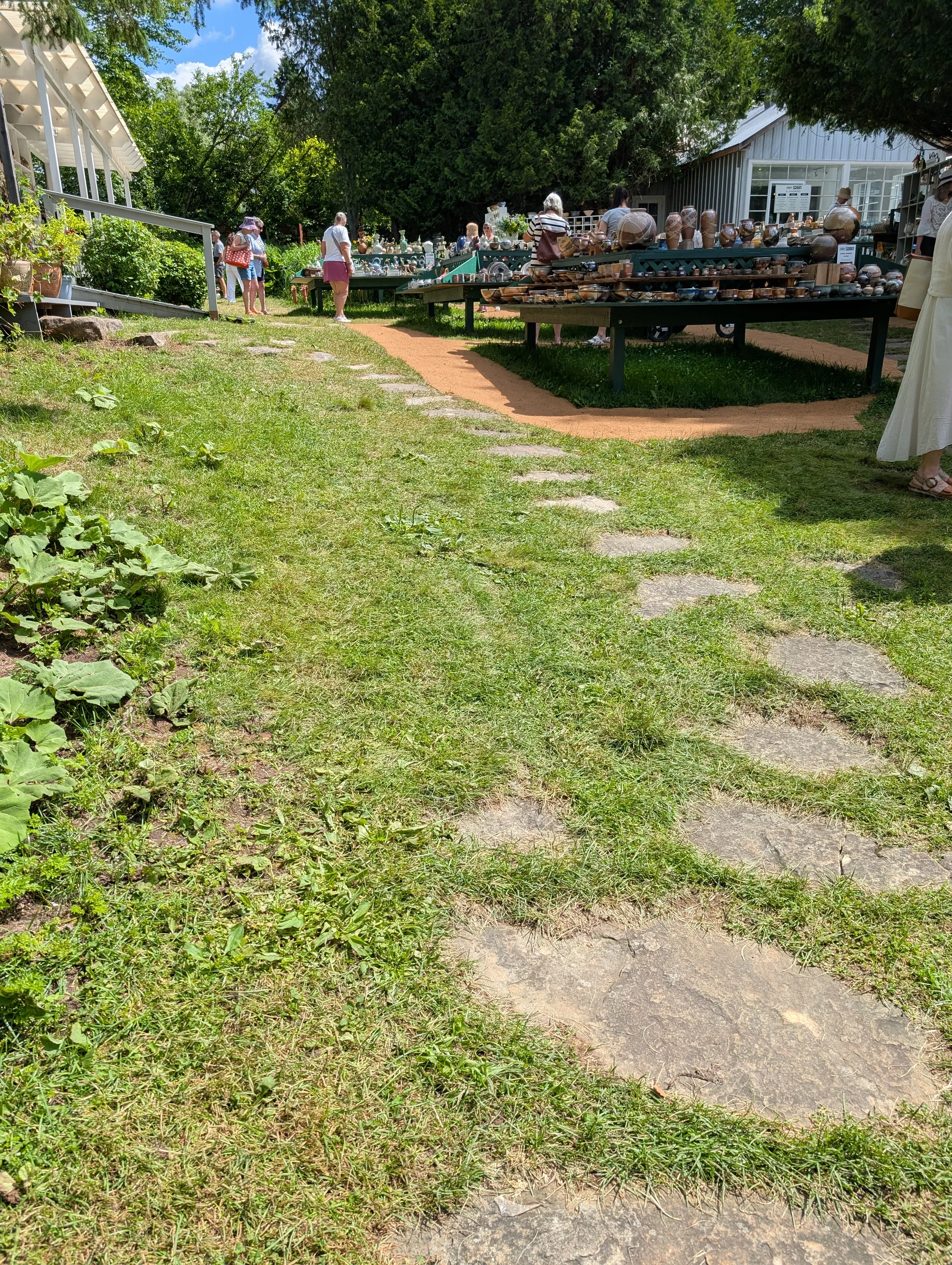 Revêtement en pente, pelouse et pierres sur le site.