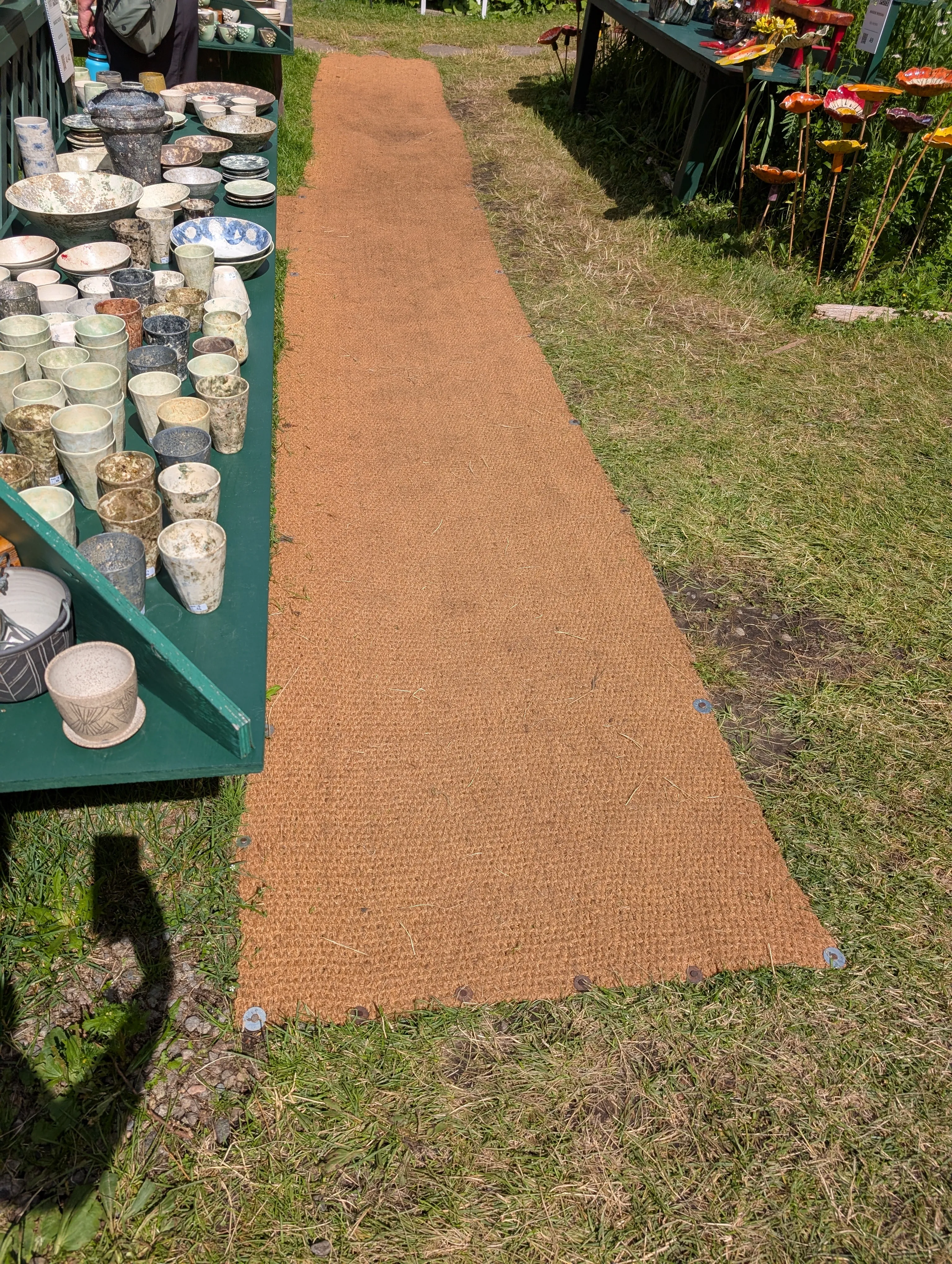 Toile de jute sur le site pour aplanir la surface
