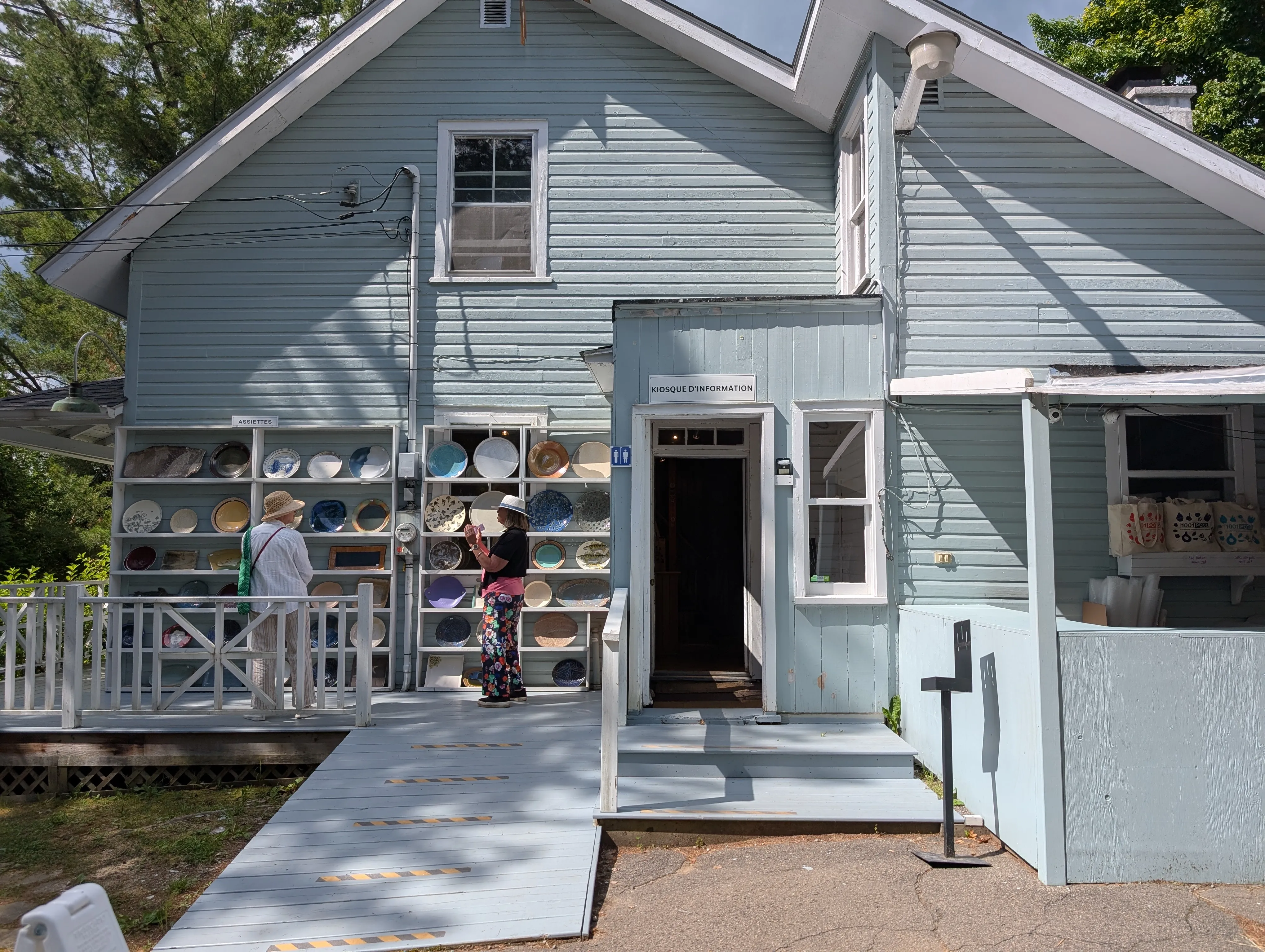 Rampe d'accès et escalier de l'entrée du bâtiment d'information