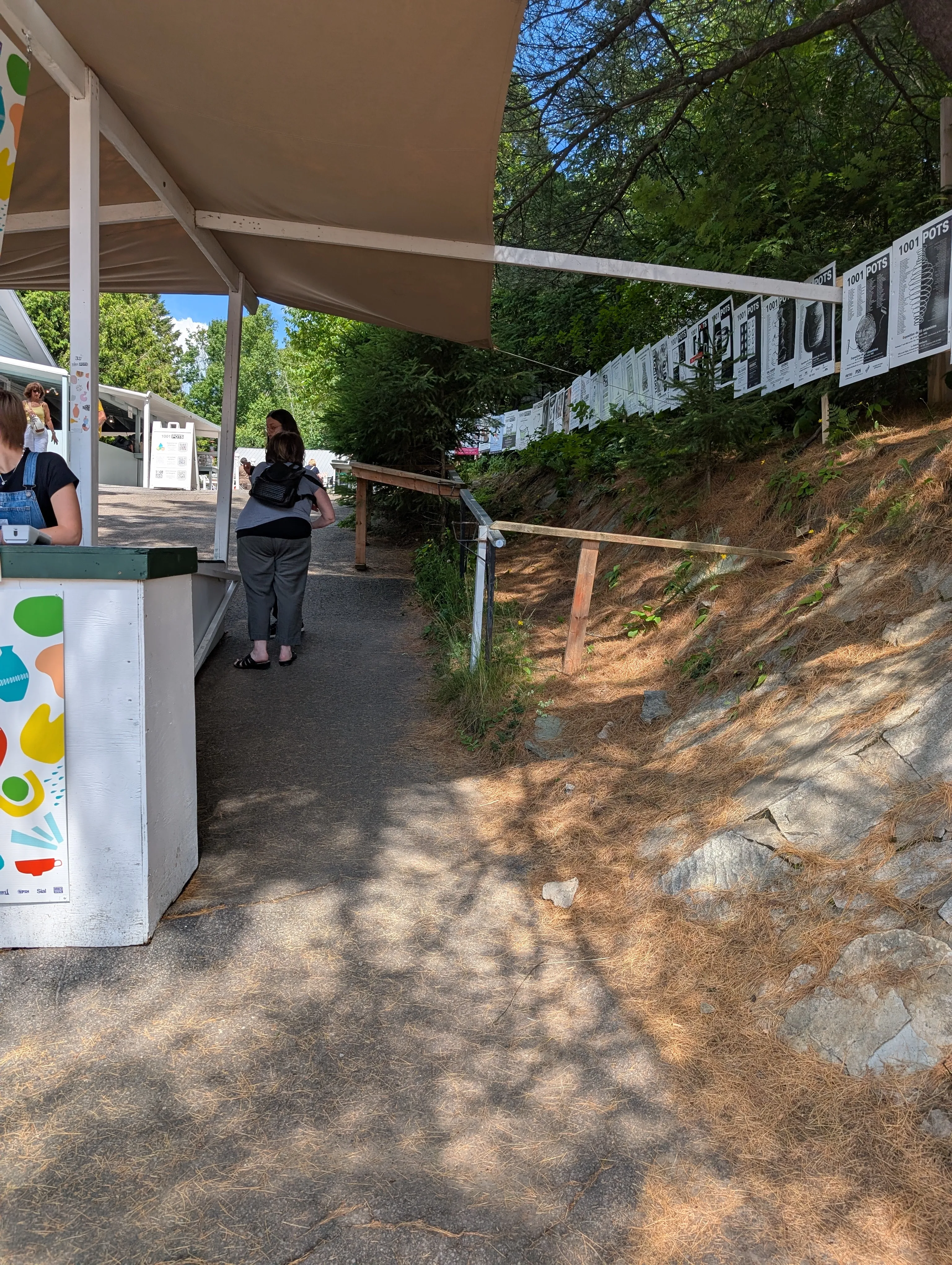 Entrée principale du festival en pente raide menant vers la partie haute du site.