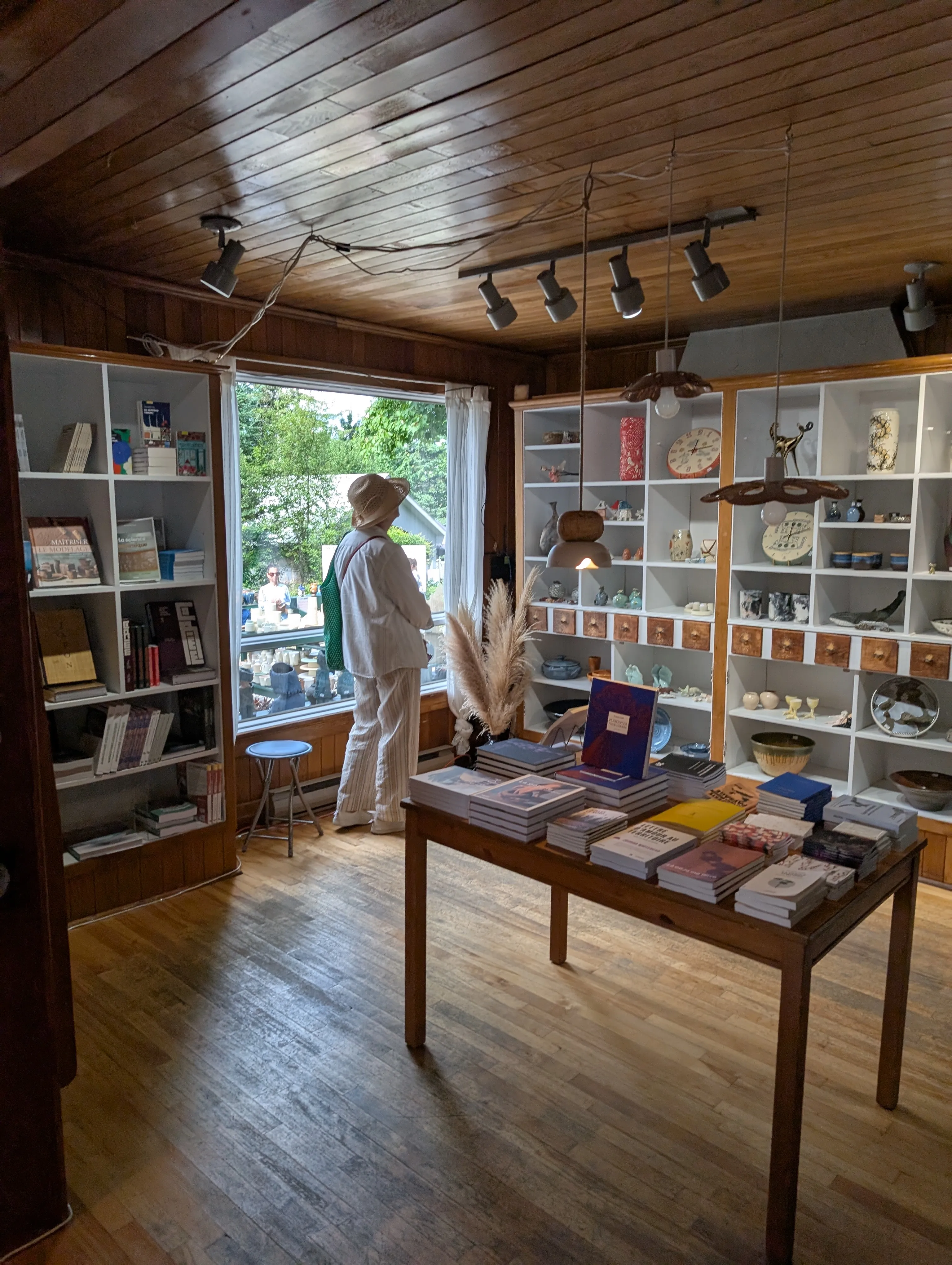 Intérieur du bâtiment d'information et boutique