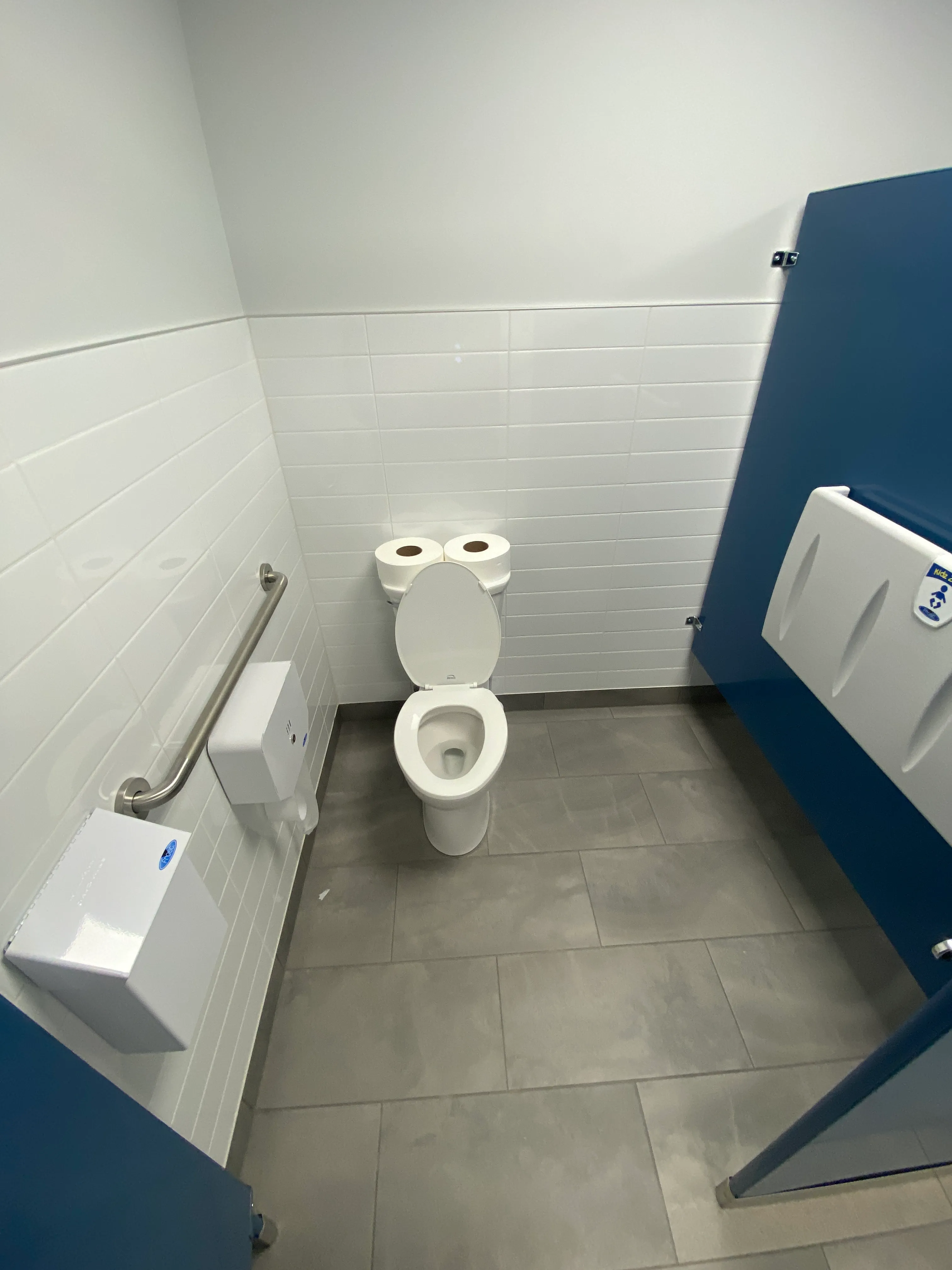 Cabine de toilette accessible femmes