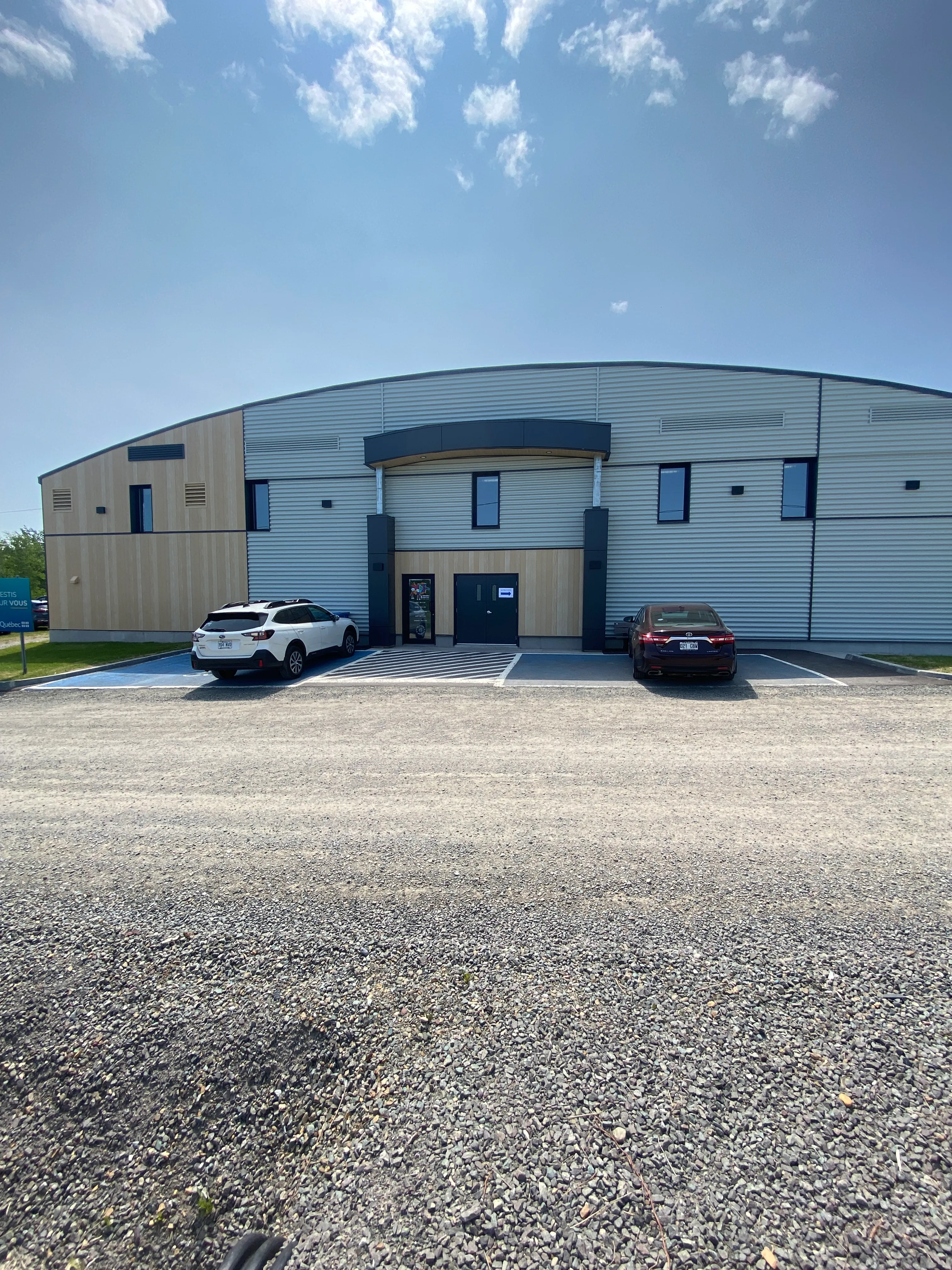 Emplacement de stationnement réservé devant le bâtiment