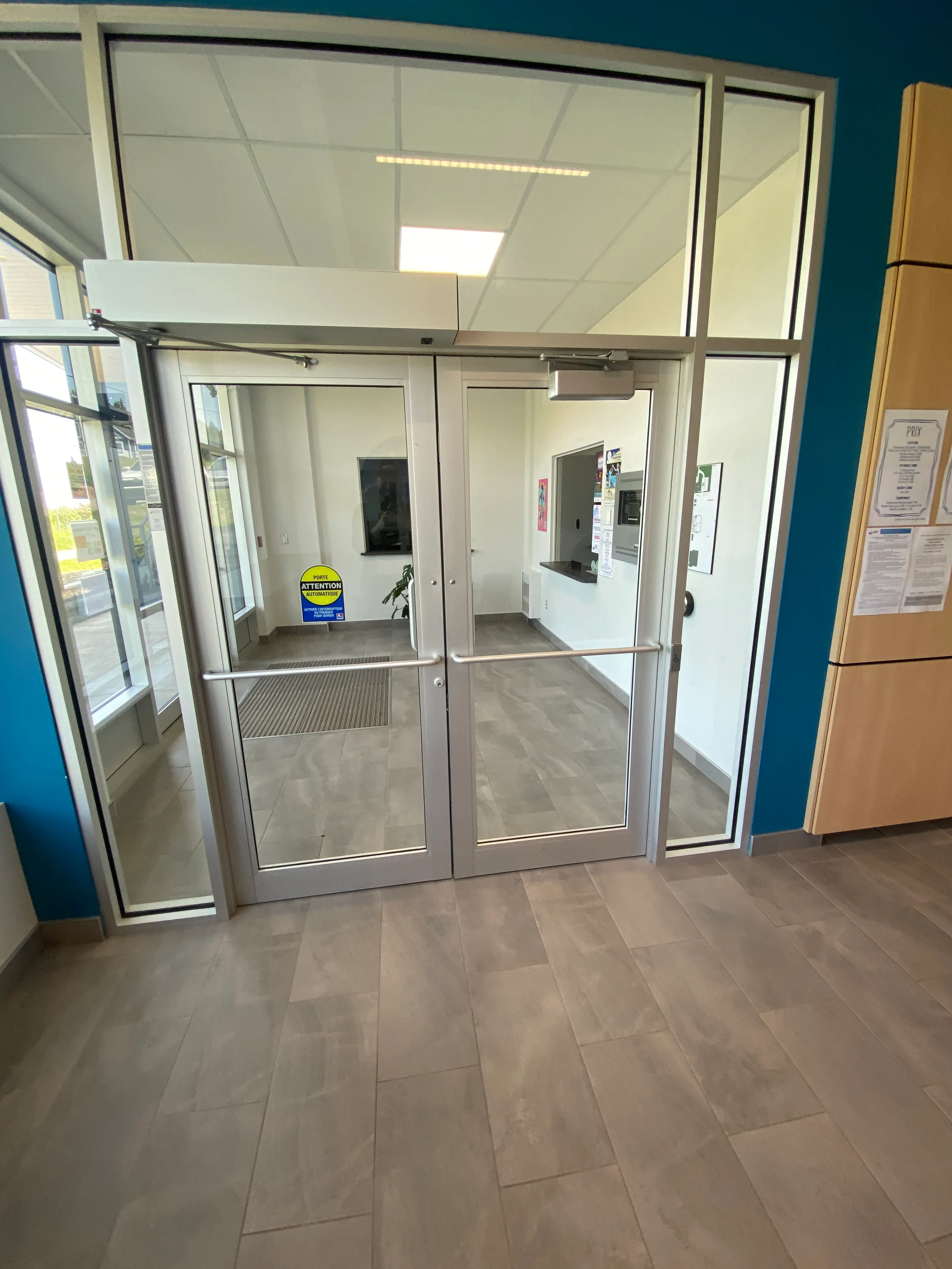 Vestibule (dans le sens de la sortie)