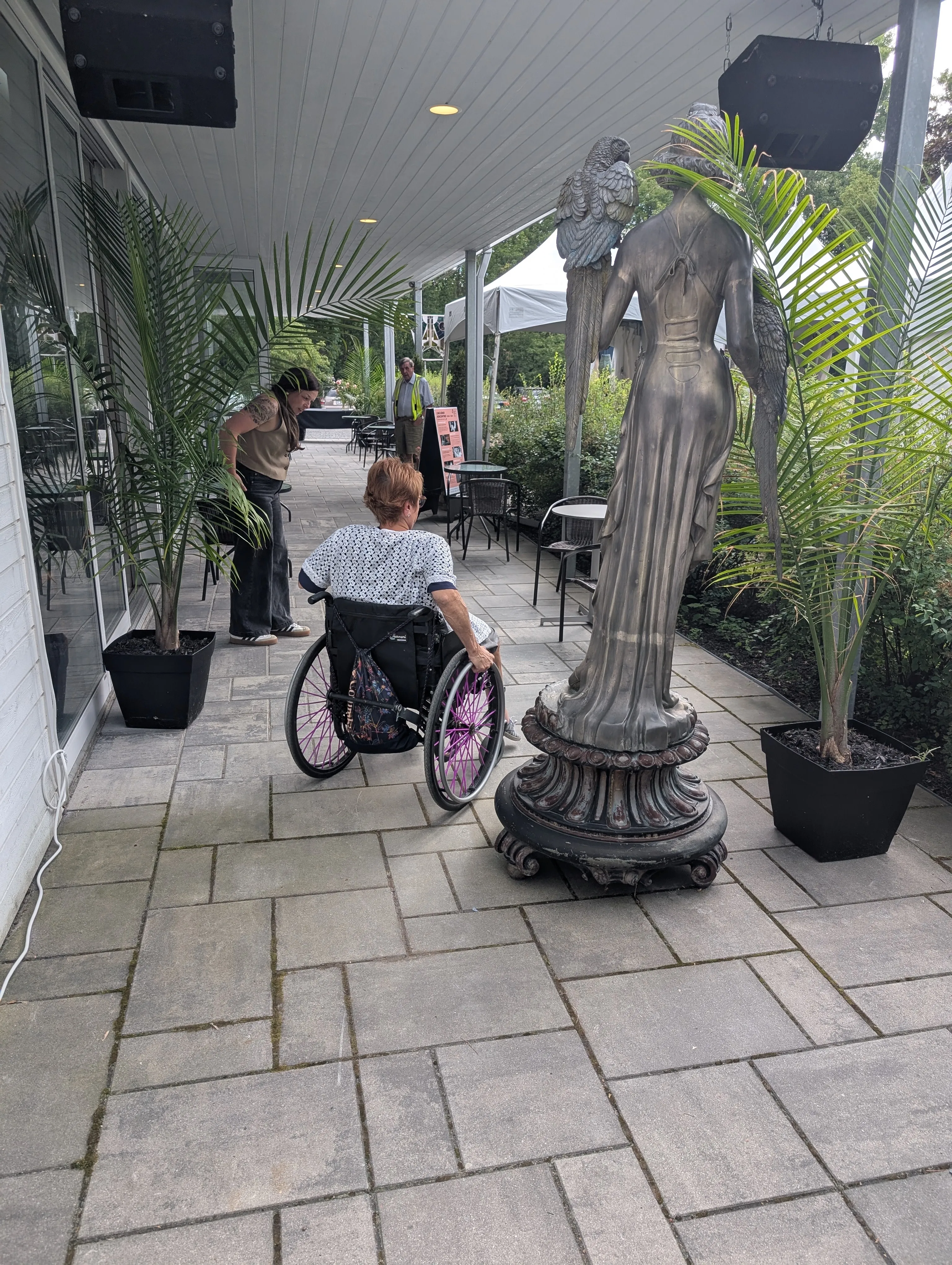 Pathway from the parking lot towards the entrance of the Lac-Brome theatre