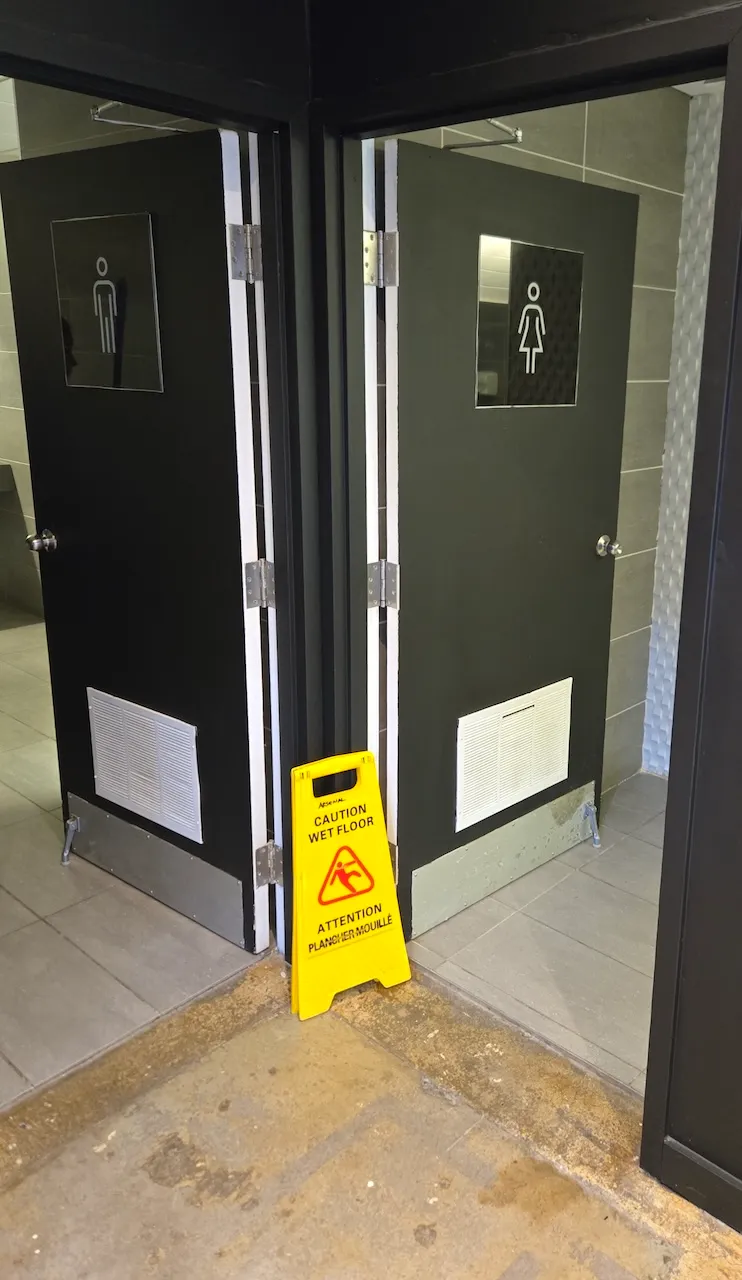 Portes des salles de toilettes