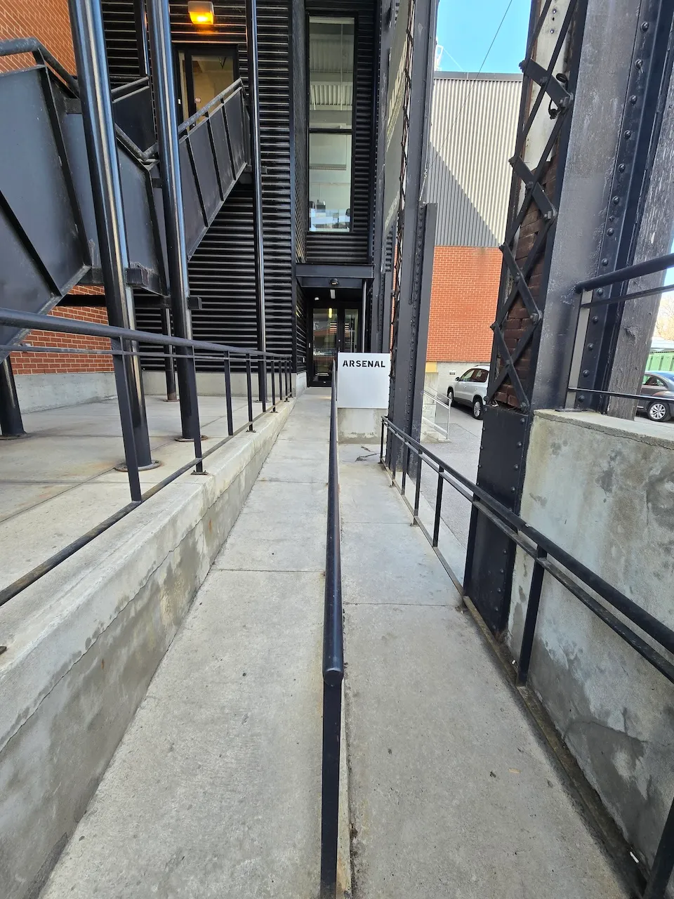 Rampe d'accès menant à l'entrée principale