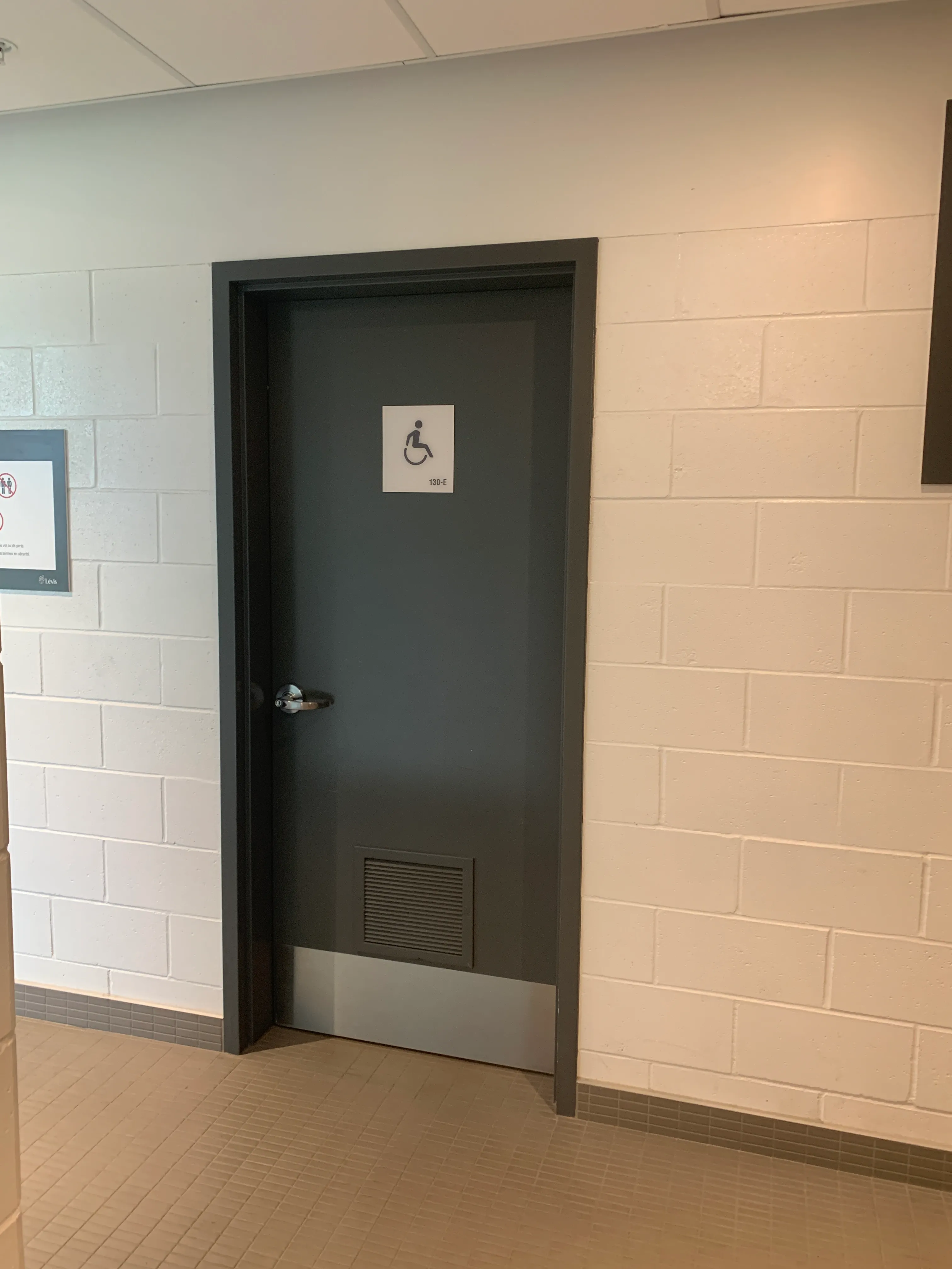 Salle de toilette universelle - Vestiaire familial