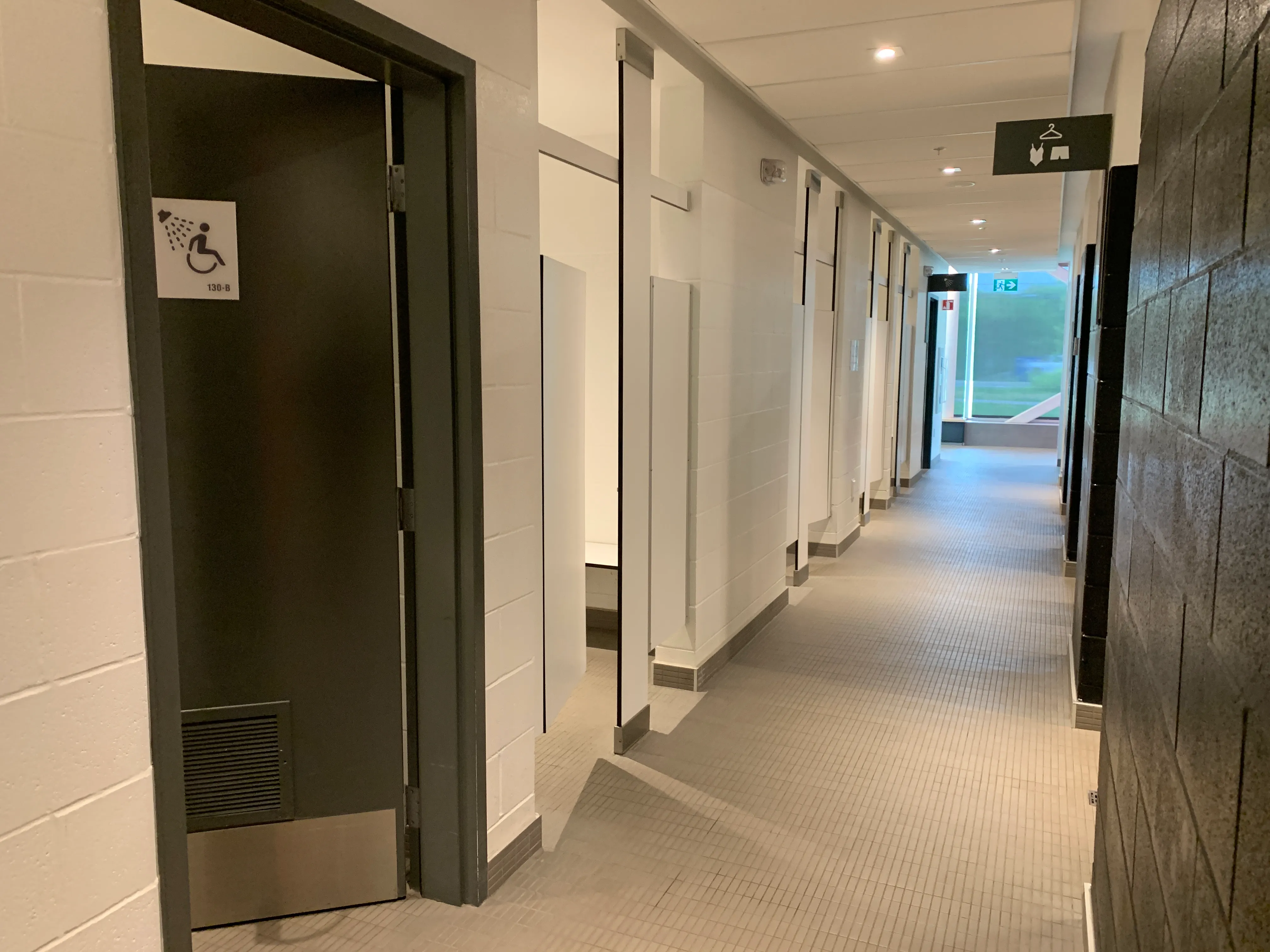 Entrée - Salle de douche - Vestiaire familial