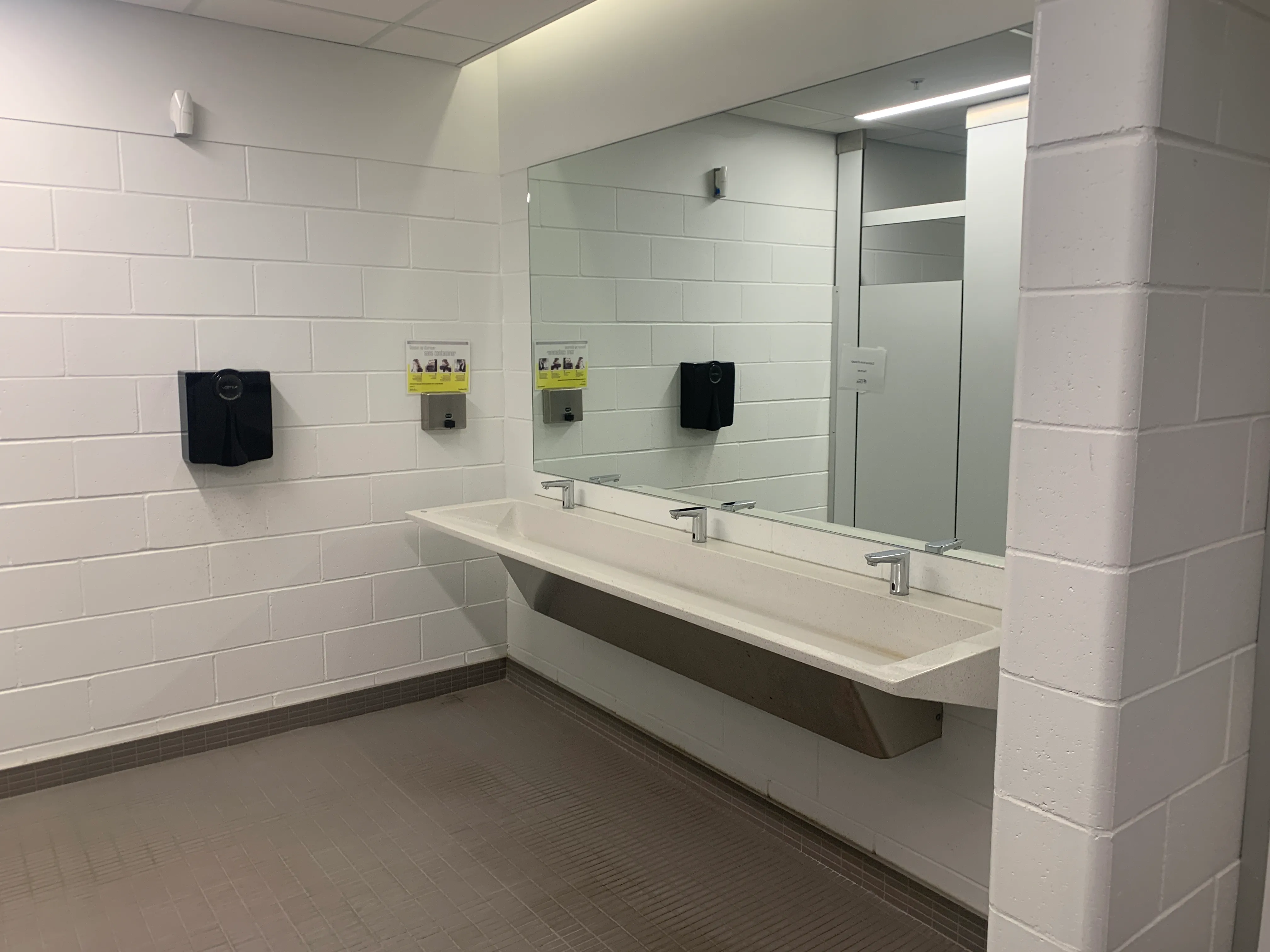 Lavabo - Salle vestiaire hommes et vestiaires femmes