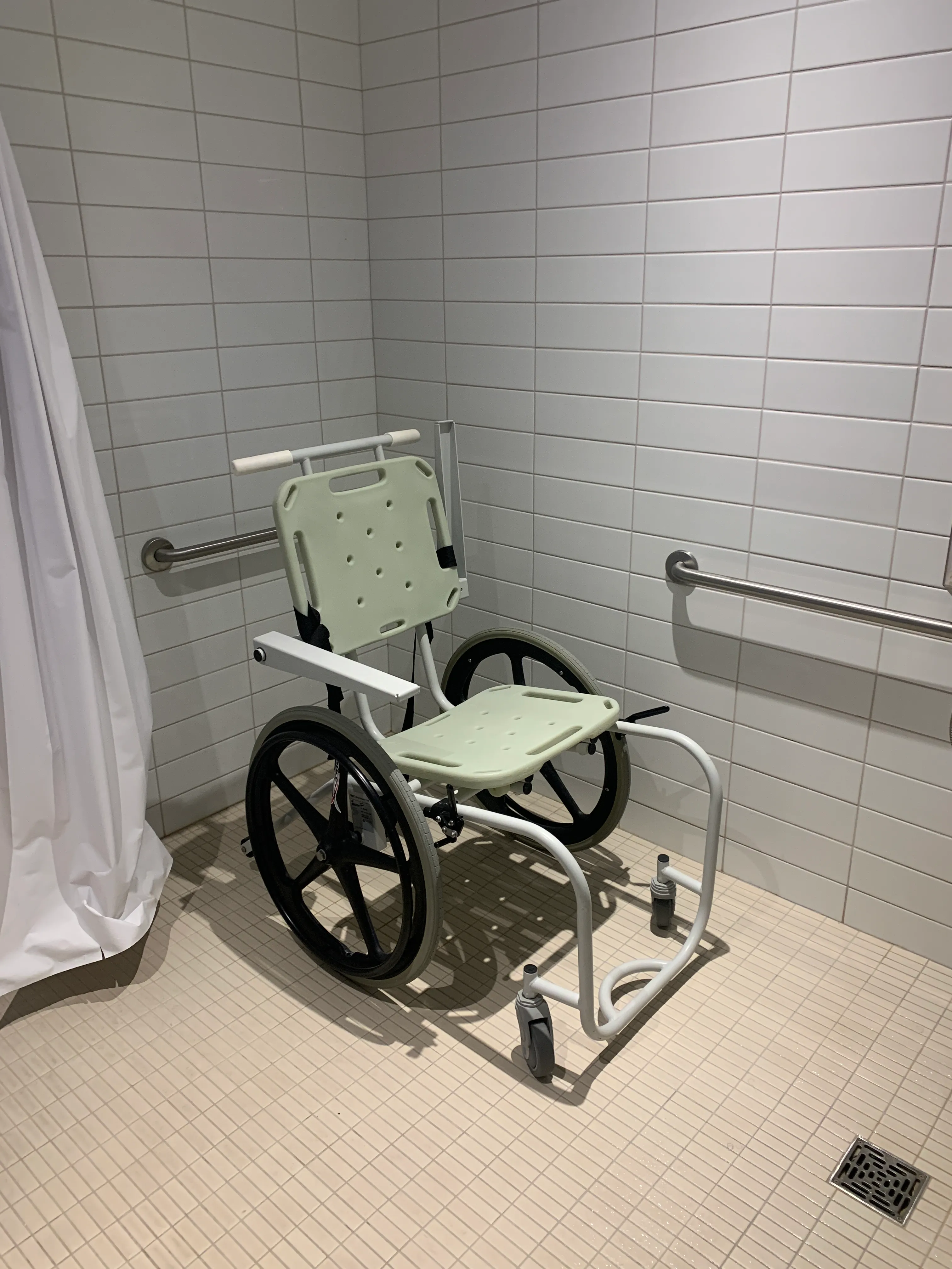 Fauteuil roulant pour la piscine
