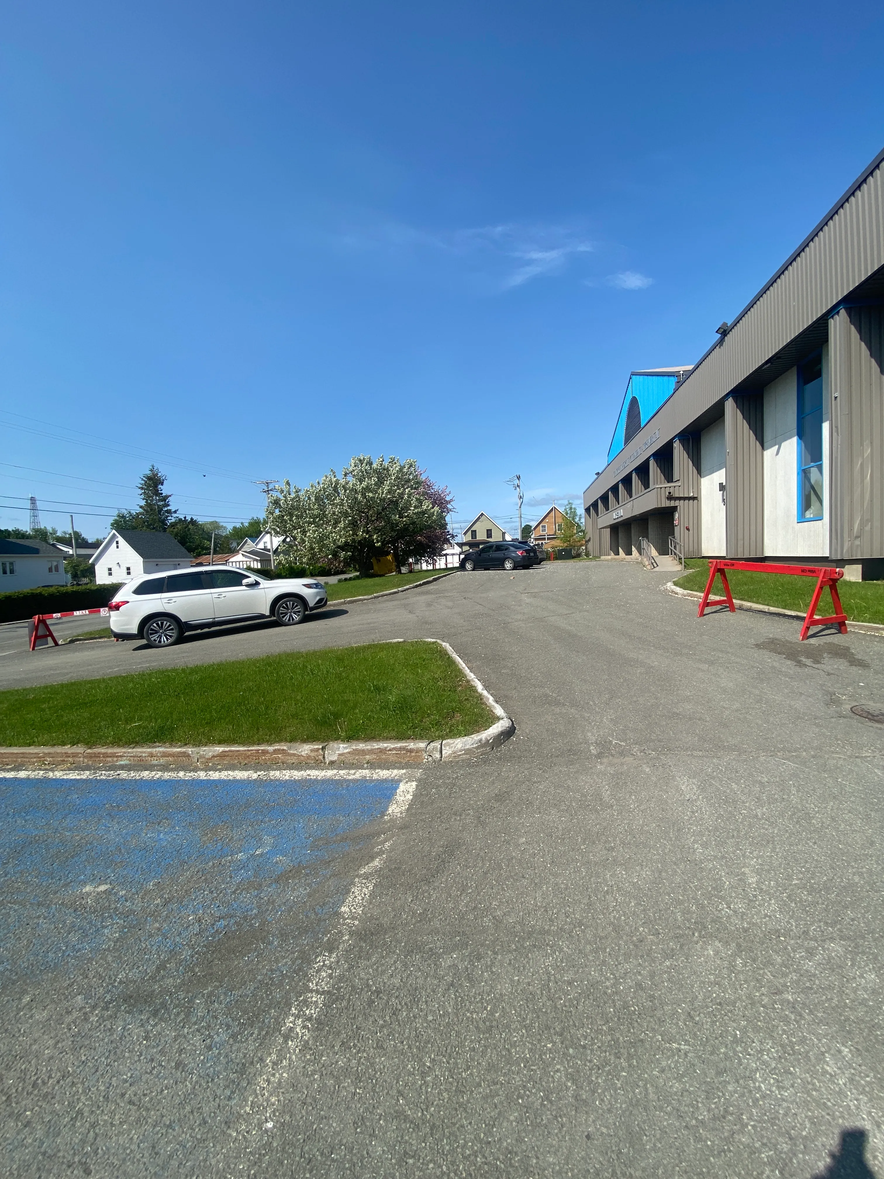 Chemin menant du stationnement réservé à l'entrée