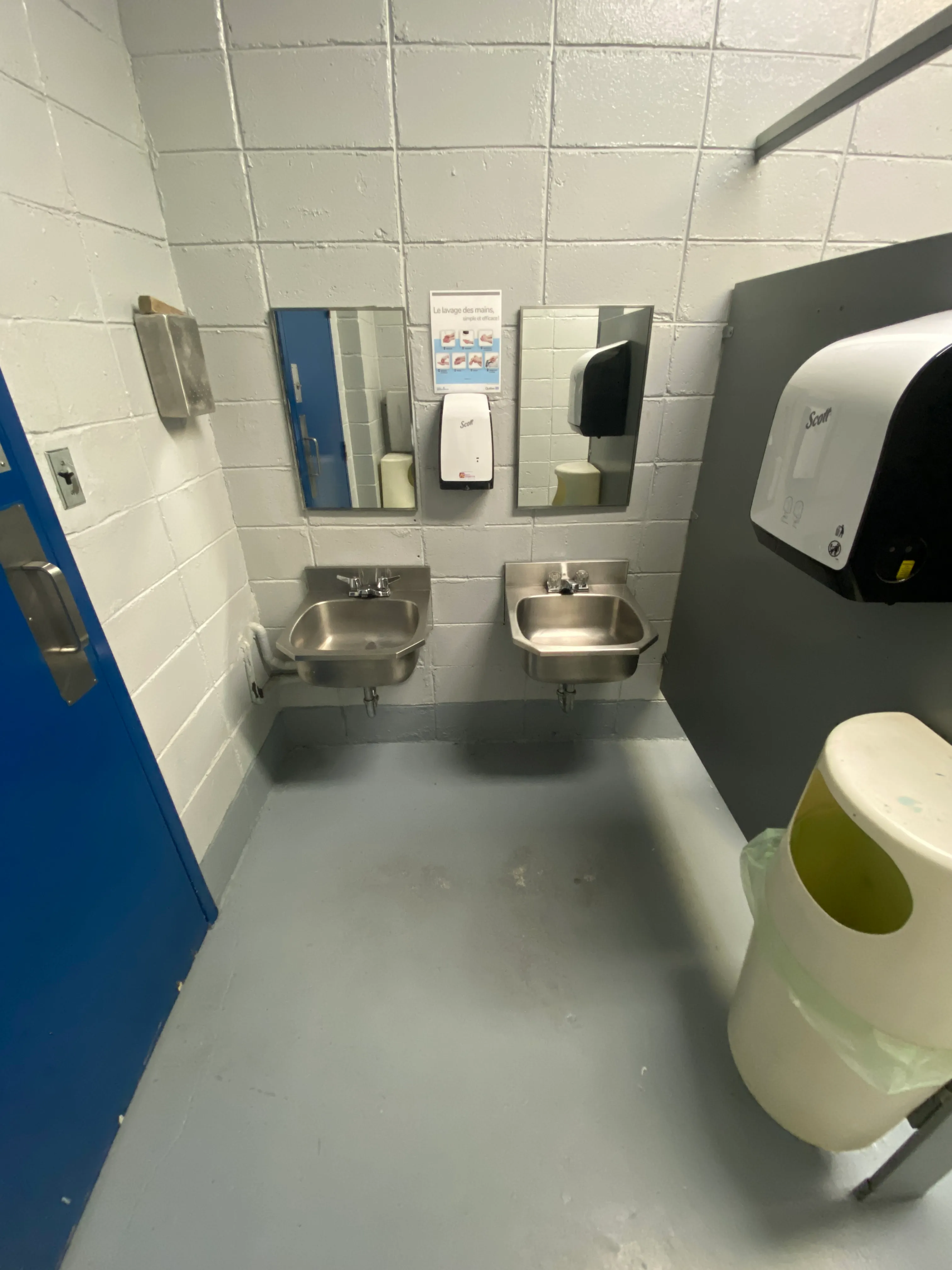 Salle de toilette femmes - lavabo