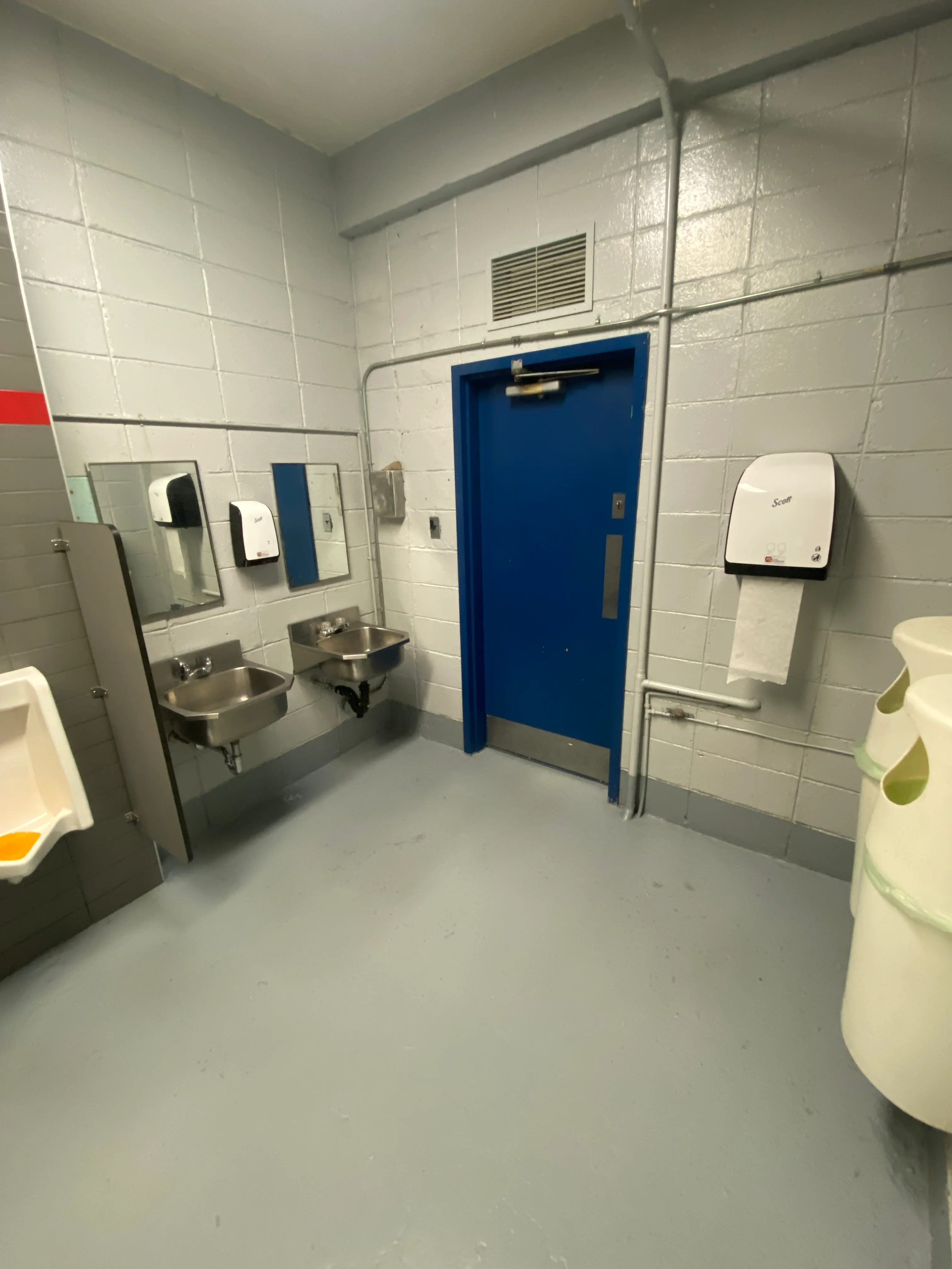 Salle de toilette hommes - lavabo