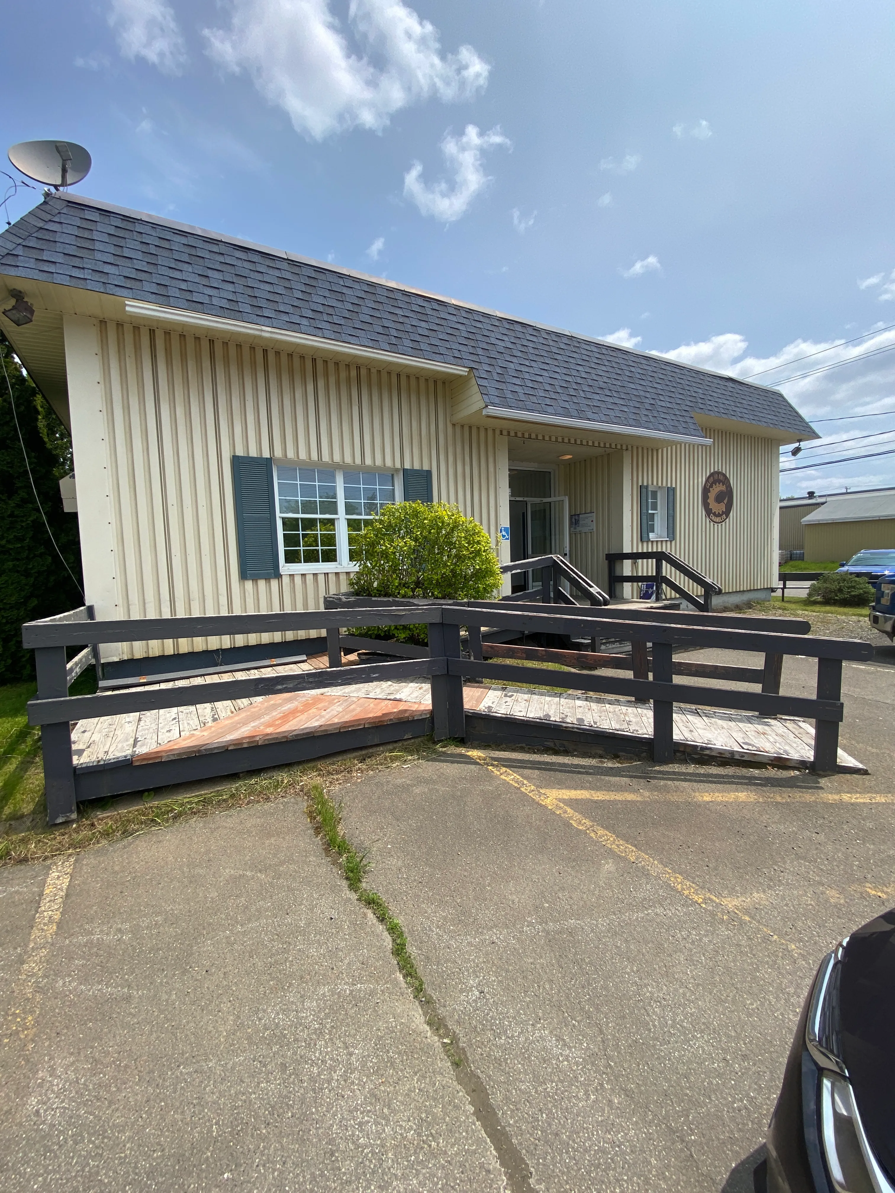 Espace de stationnement proche de la rampe d'accès