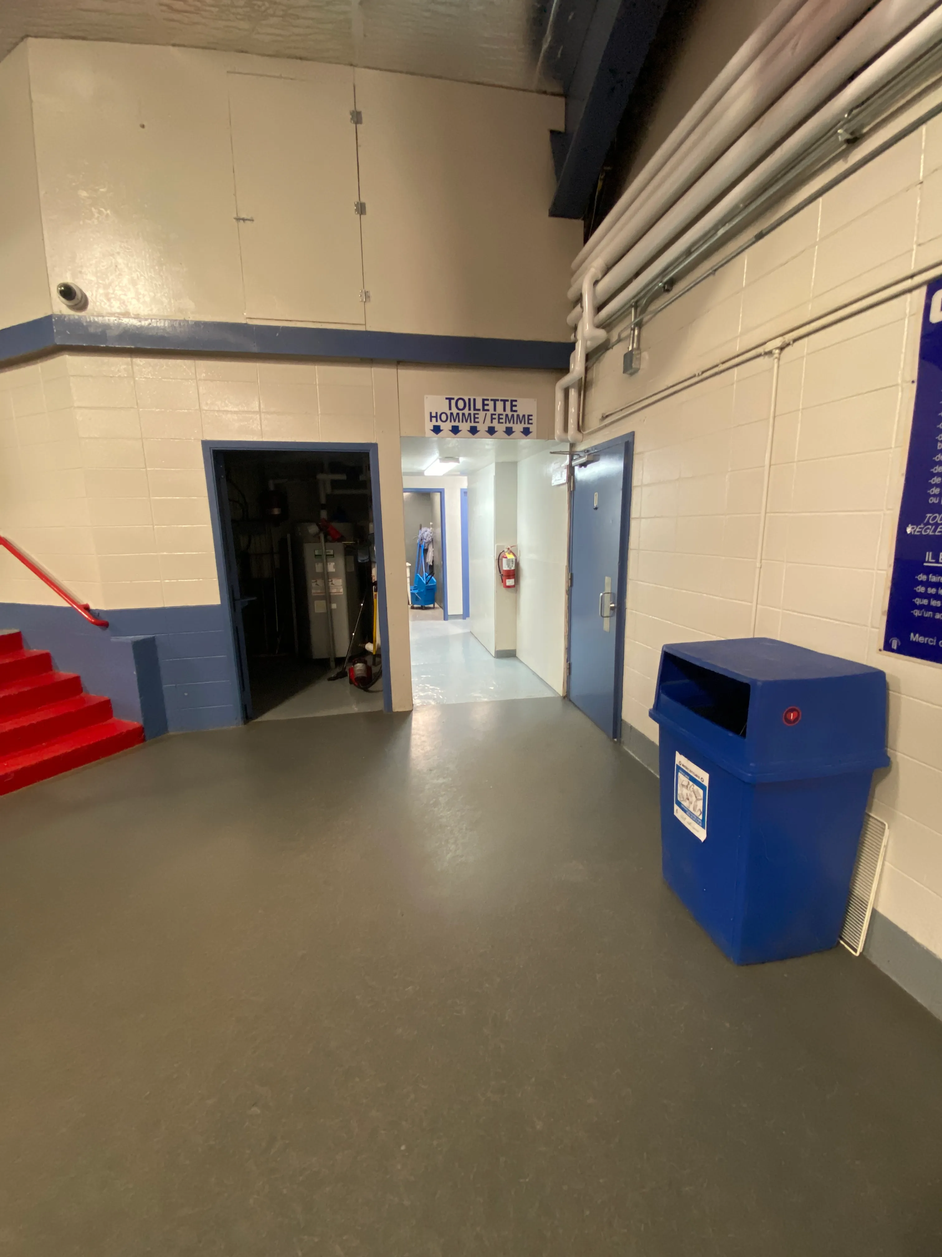 Intérieur du centre sportif - allée vers les salles de toilette