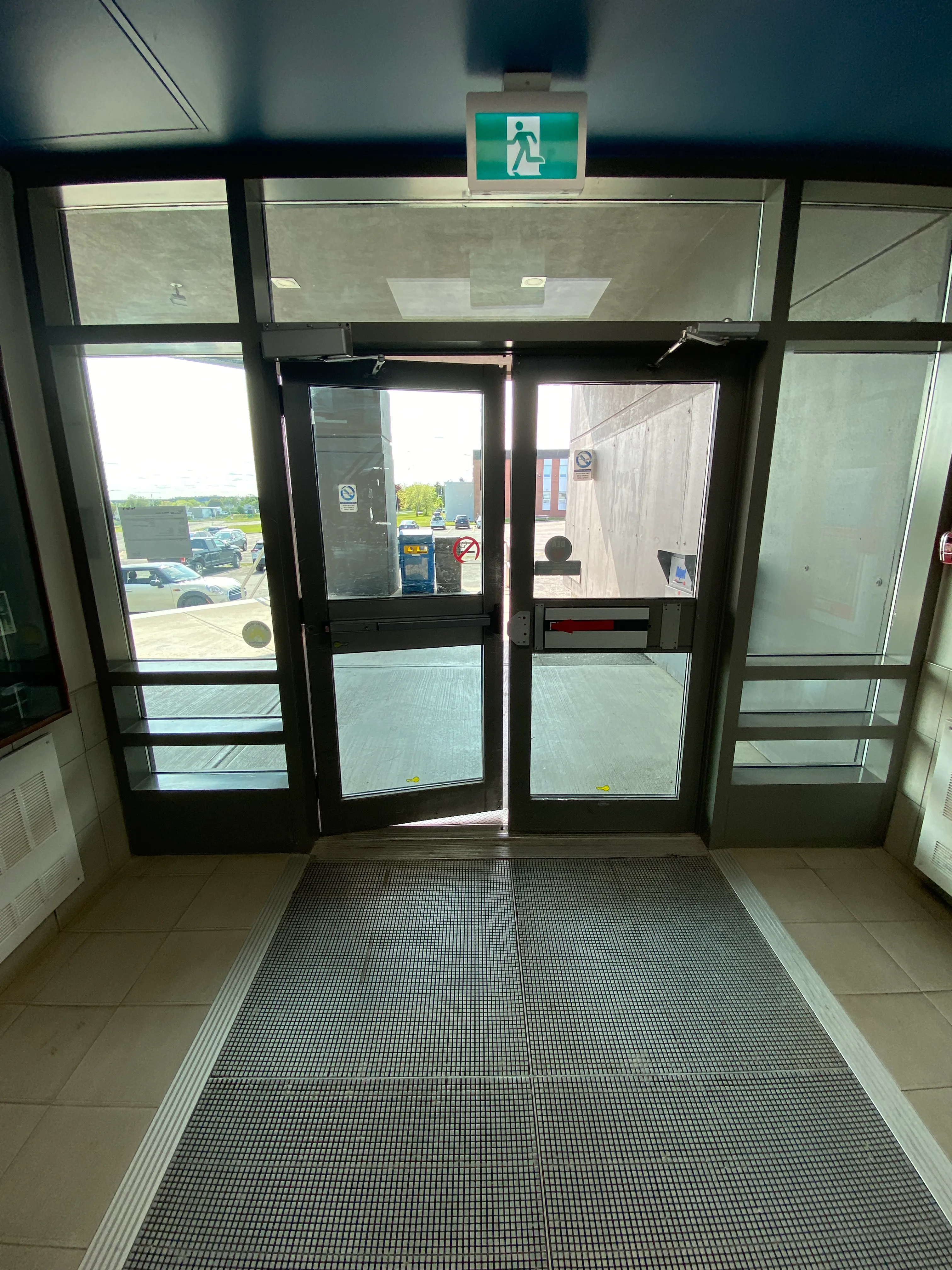 Vestibule (dans le sens de la sortie)