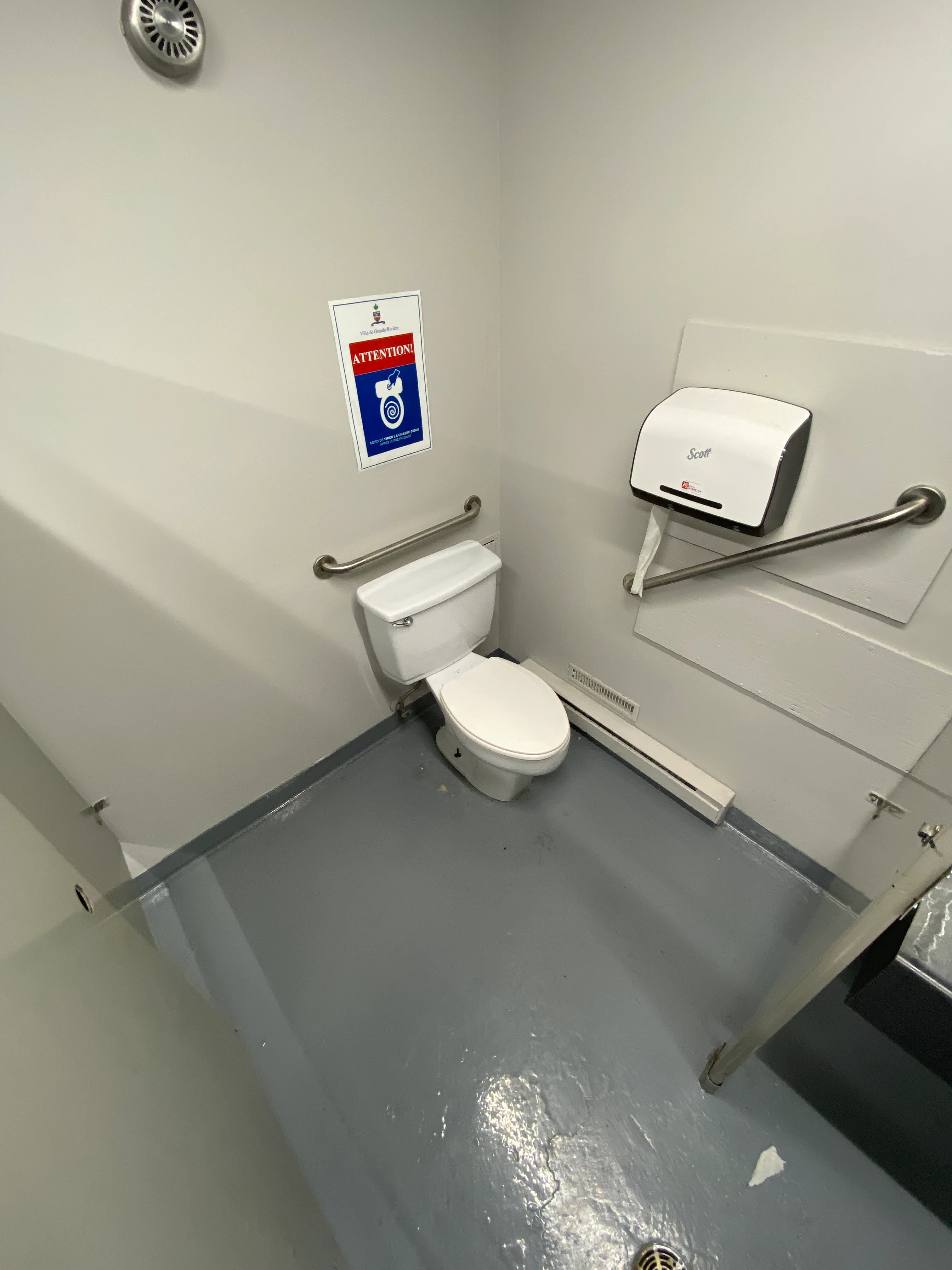 Cabine de toilette accessible hommes
