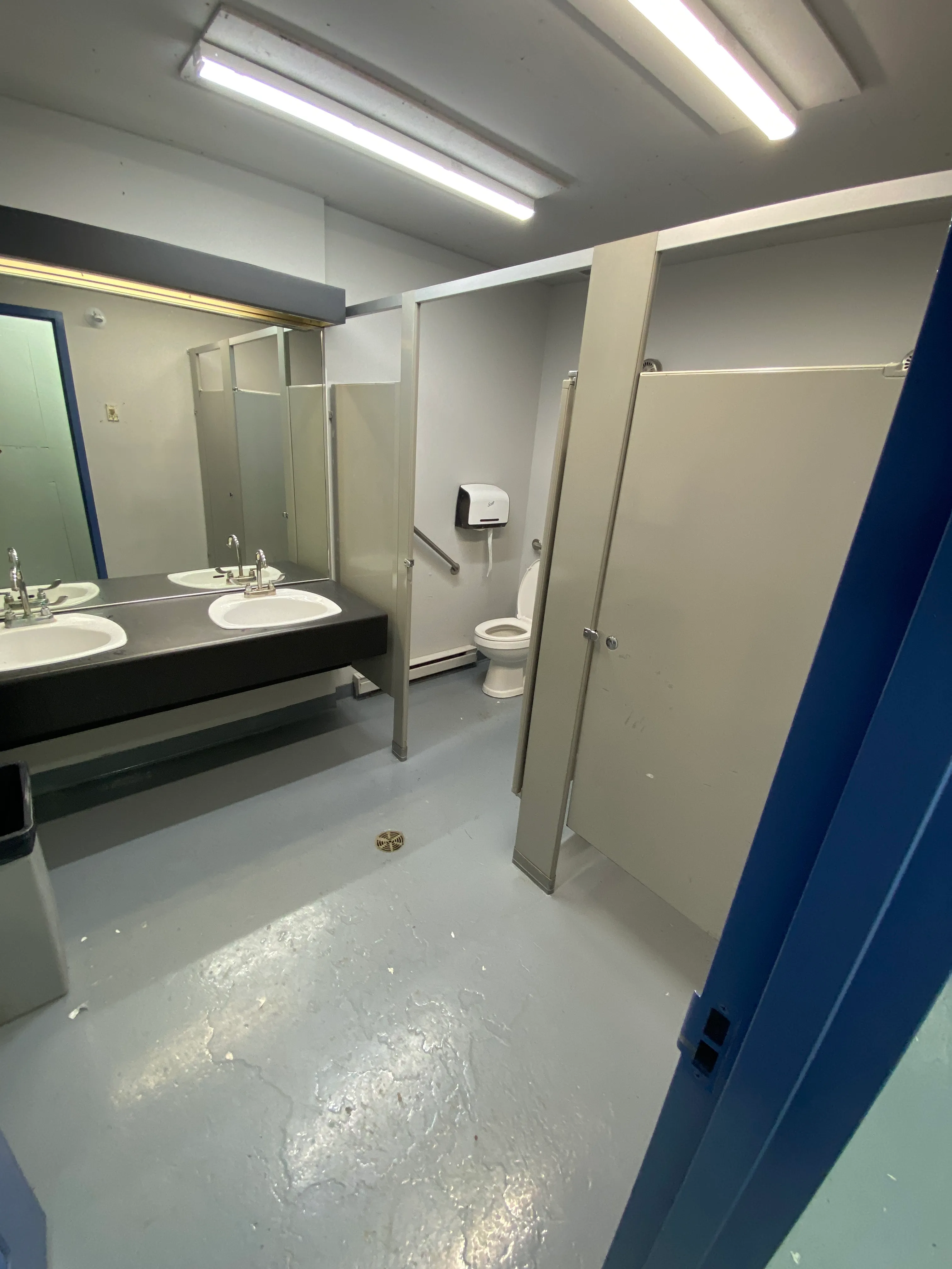 Salle de toilette femmes - lavabo