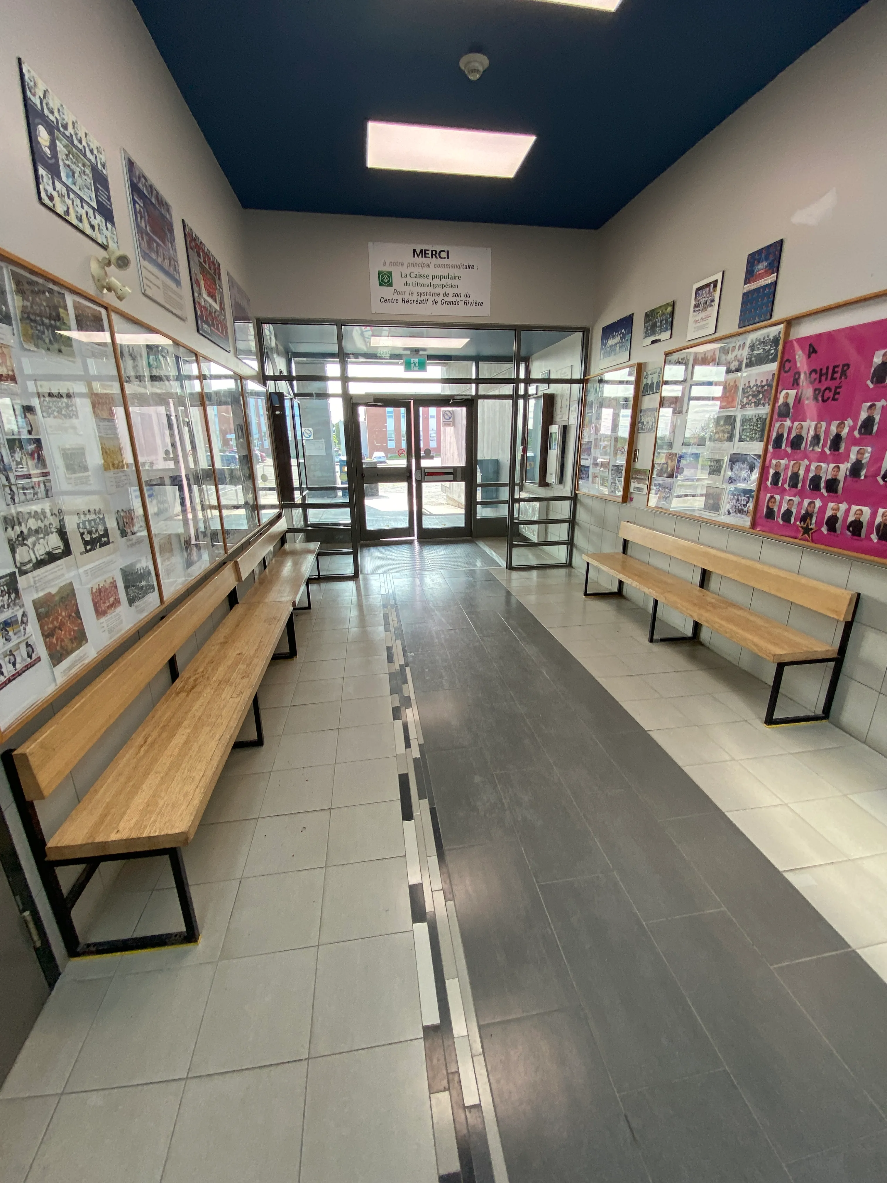 Chemin entre l'entrée et la salle