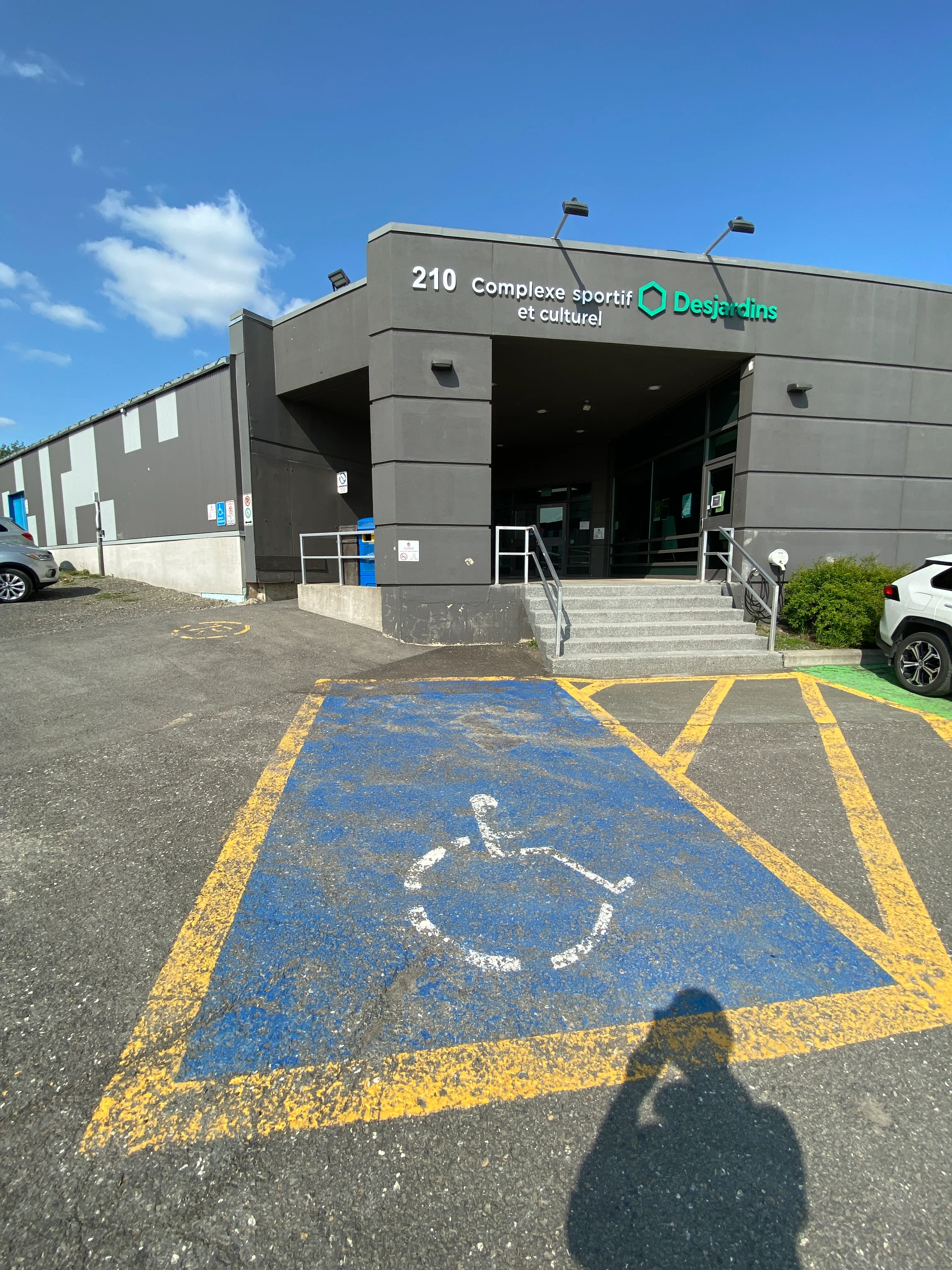 Emplacement de stationnement réservé à l'avant de l'établissement