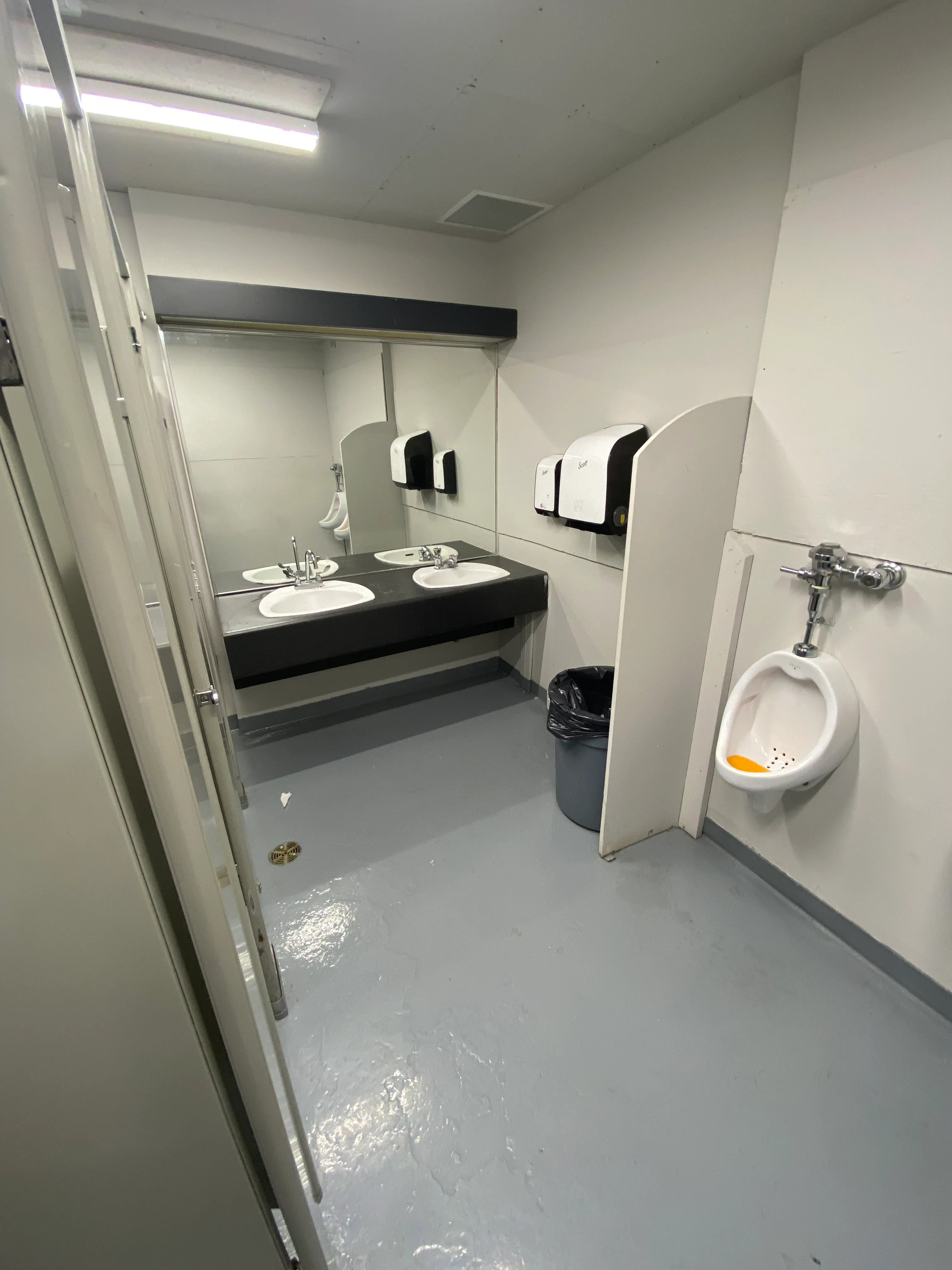 Salle de toilette hommes - lavabo