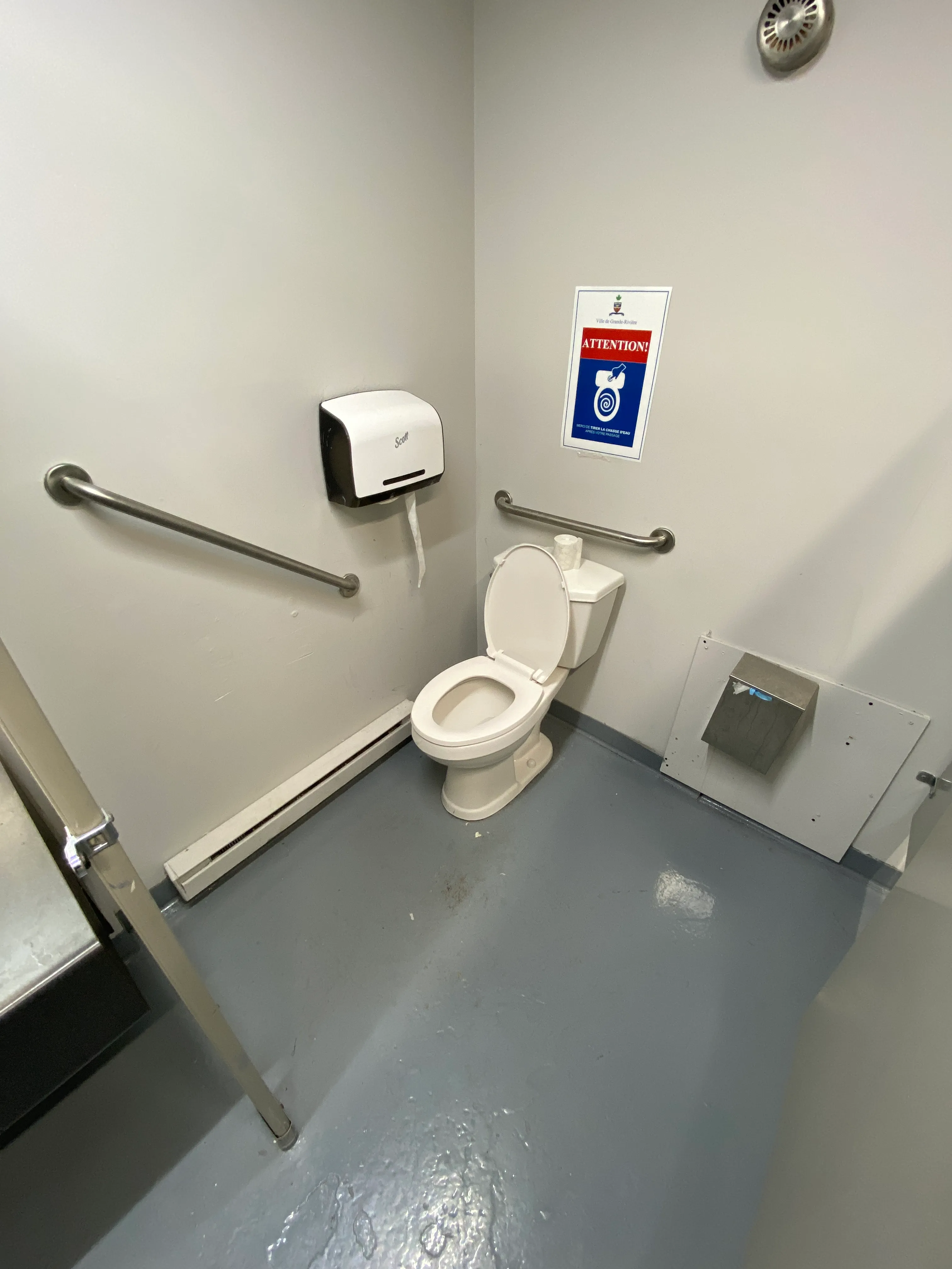 Cabine de toilette accessible femmes