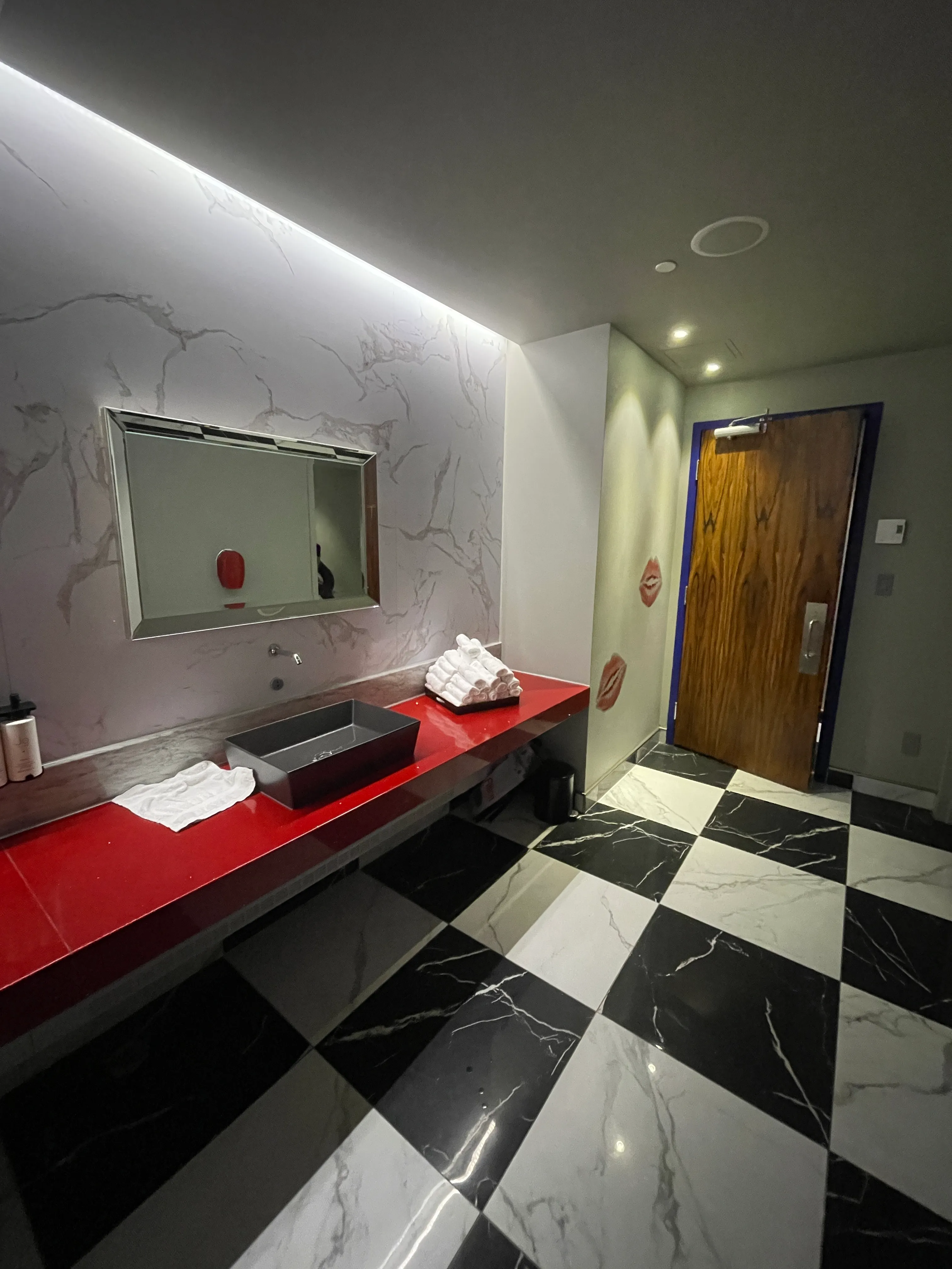 Salle de toilette près de la réception