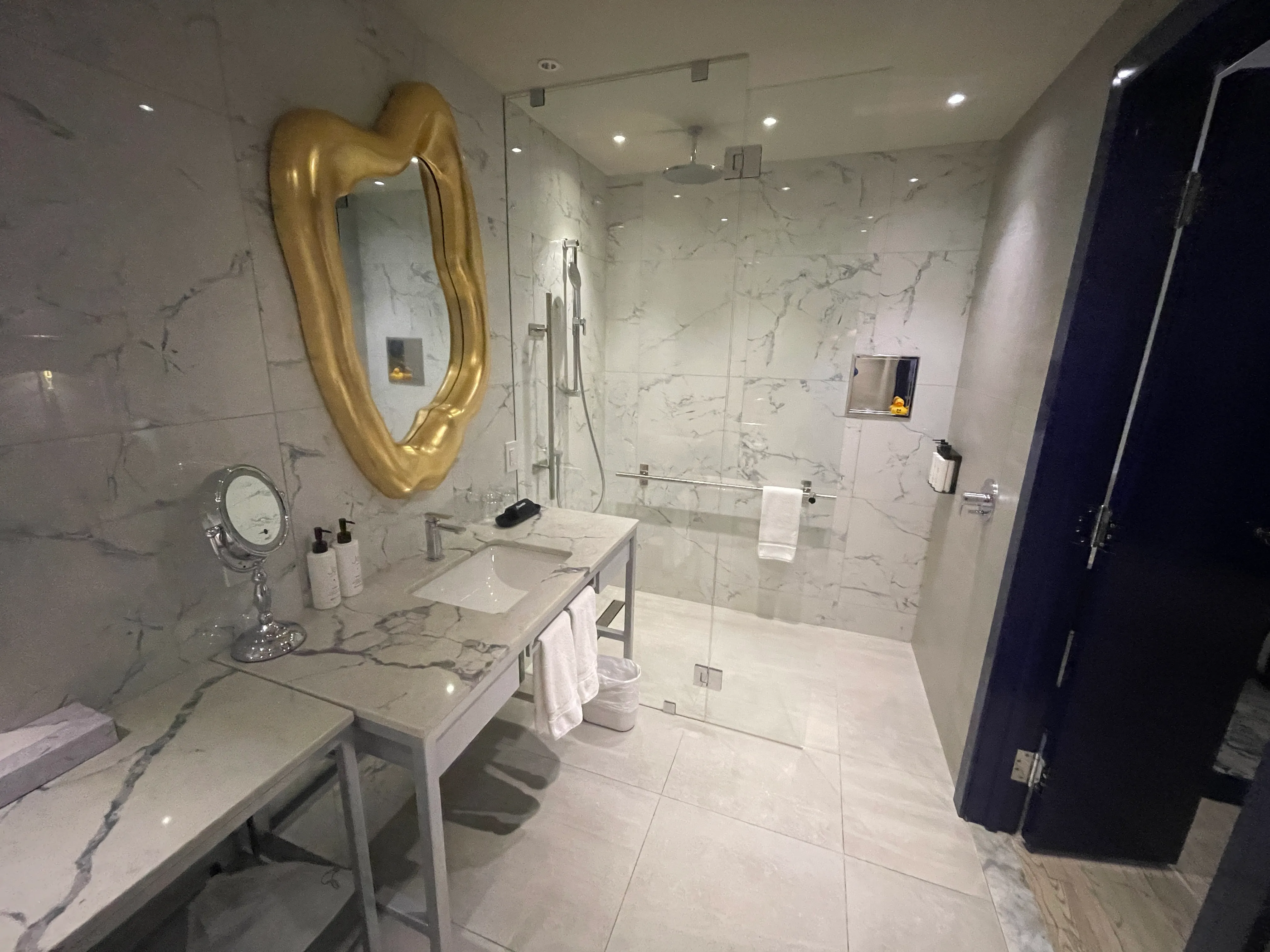 Chambre classique sans vue - Douche et lavabo