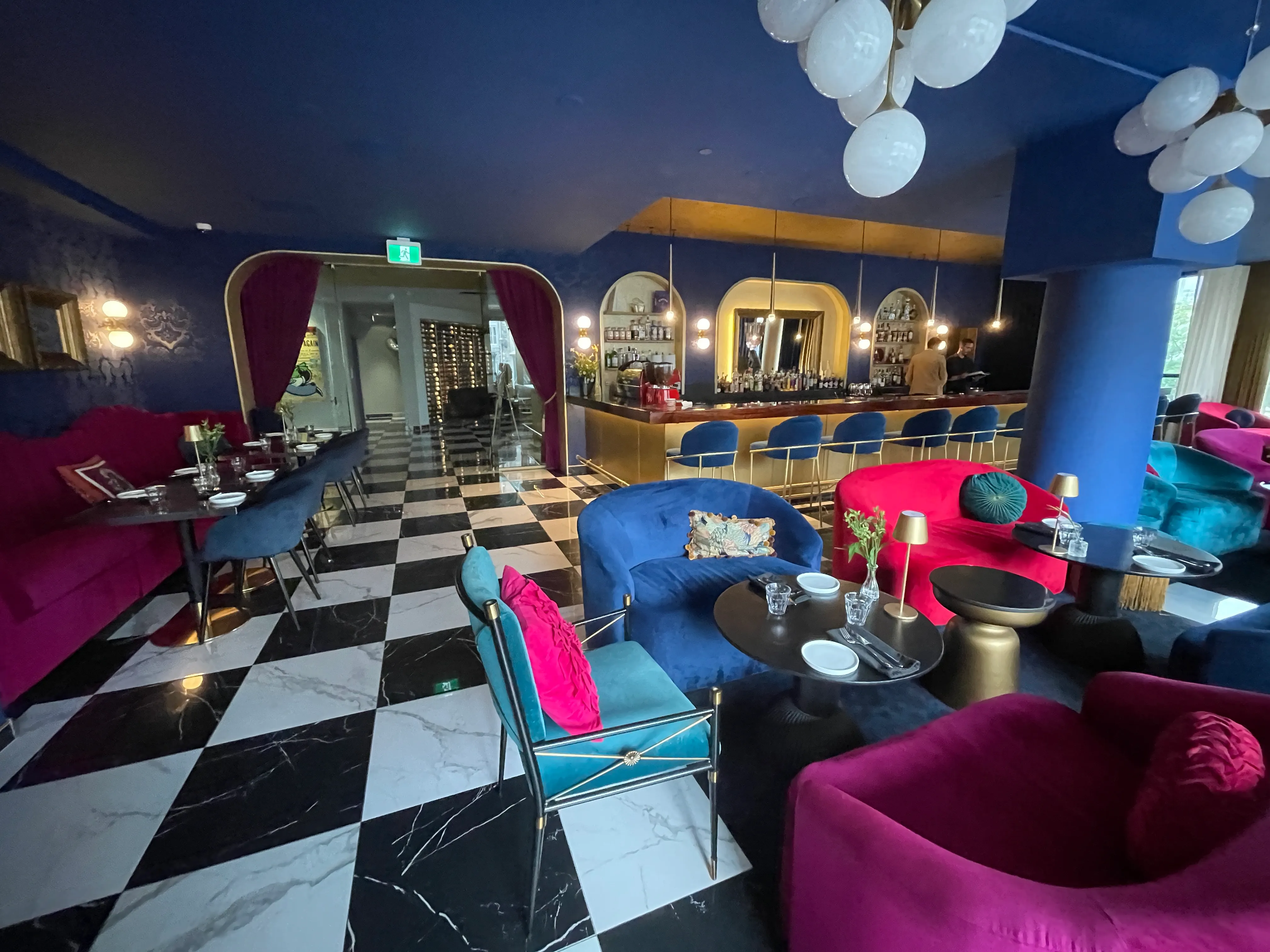 Buffet déjeuner sur le bar et salle à manger