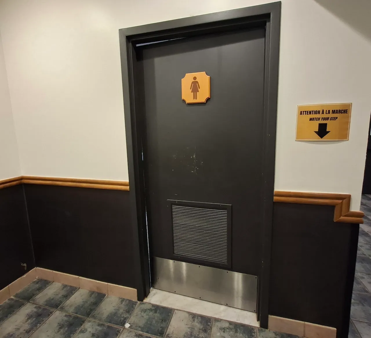 Salle de toilettes - Femmes