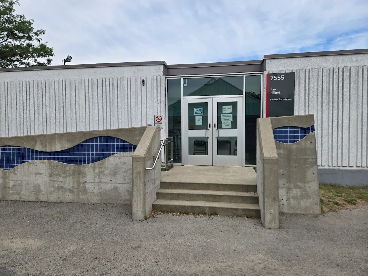 Porte d'entrée au pavillon des baigneurs