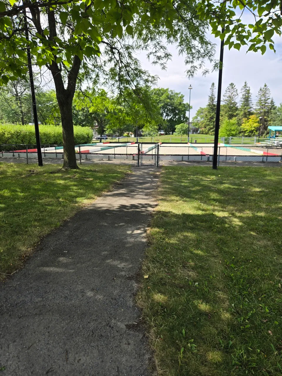 Corridor menant au site de pétanque