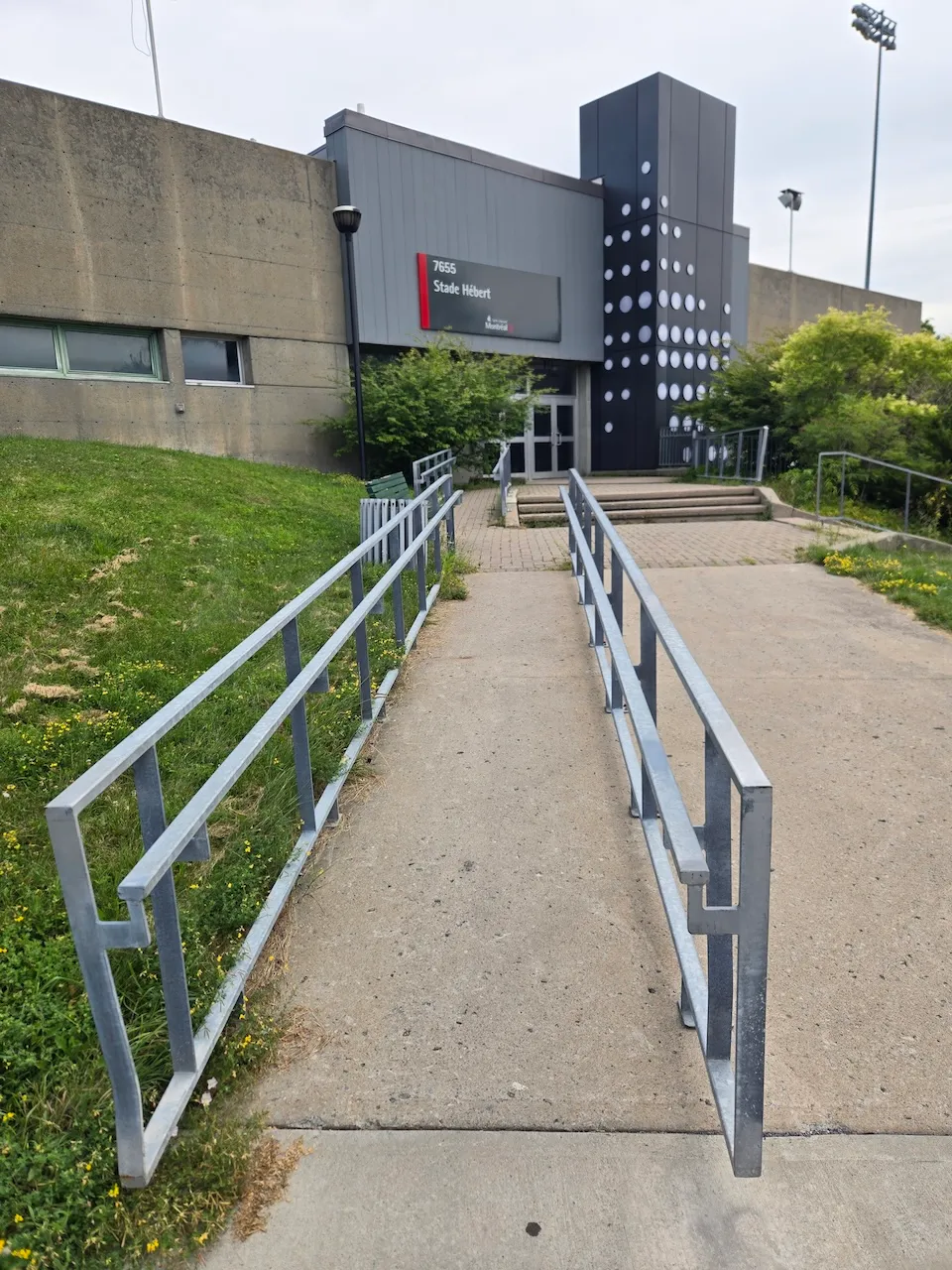 Entrée extérieure du Stade Hébert