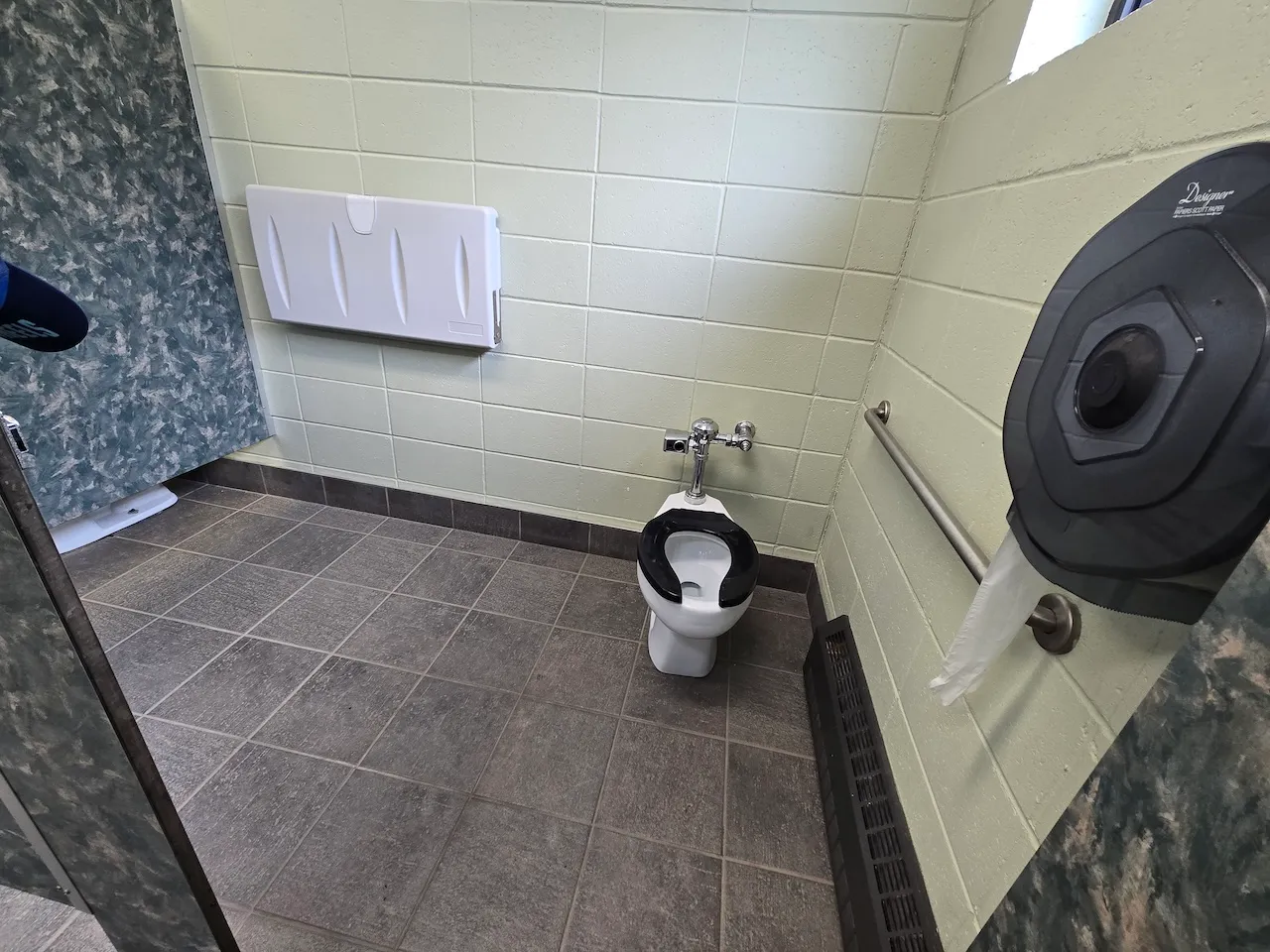 Cabinet de toilette accessible