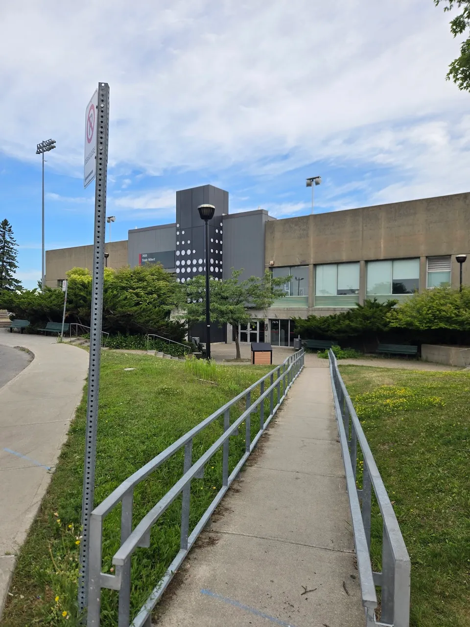 Entrée extérieure secondaire du Stade Hébert