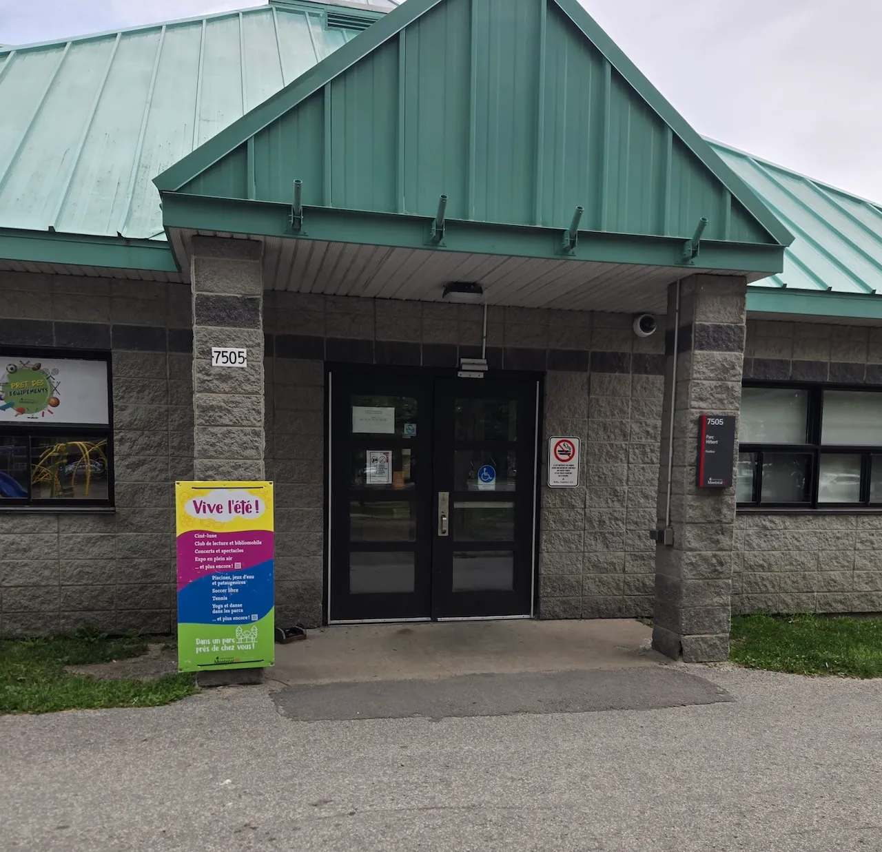 Entrée extérieure principale du bloc sanitaire