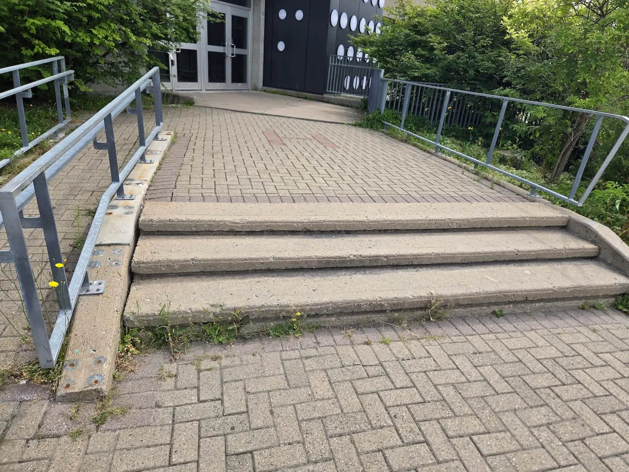 Entrée extérieure du Stade Hébert