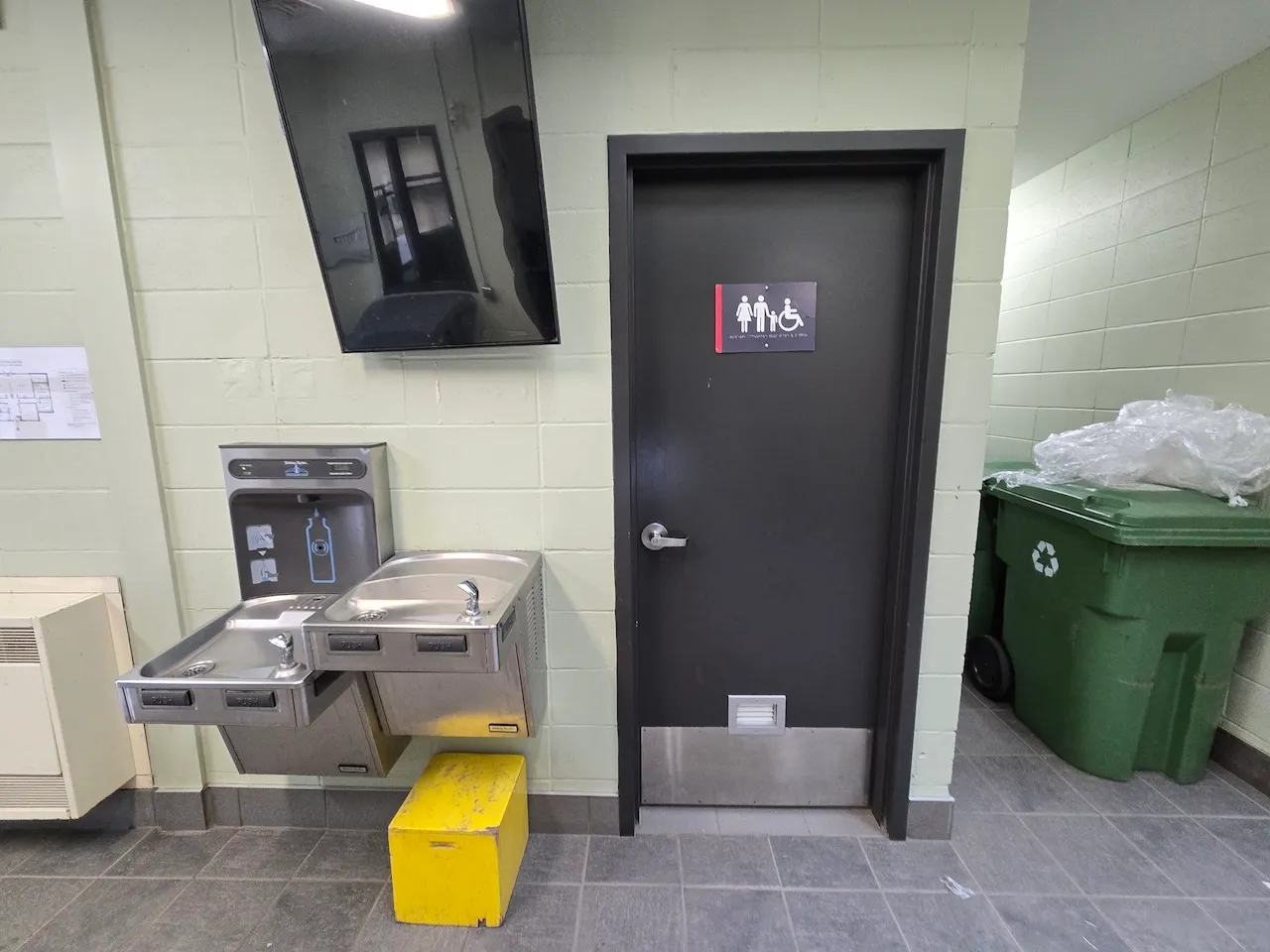 Entrée de la salle de toilette universelle