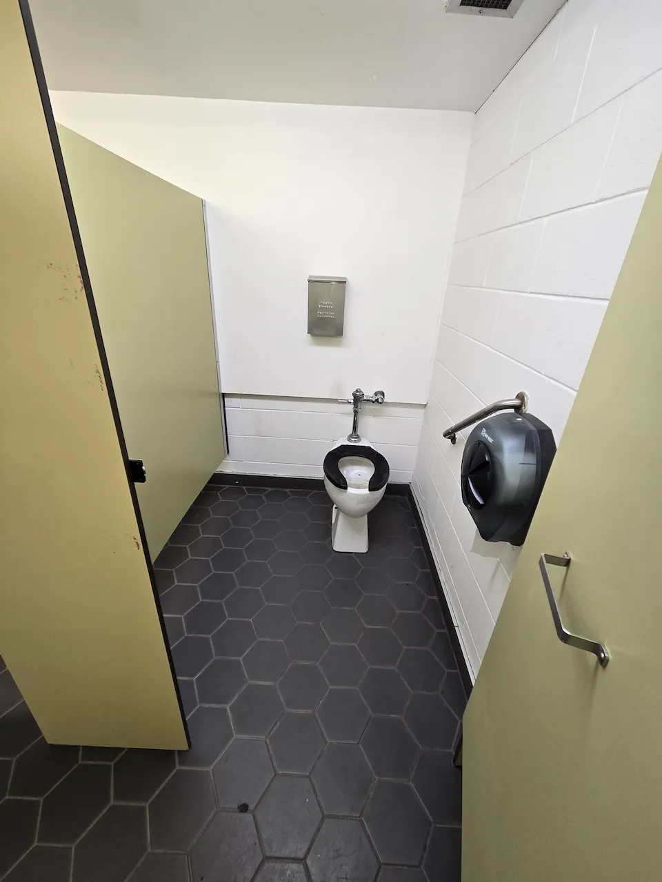 Salle de toilettes au sous-sol