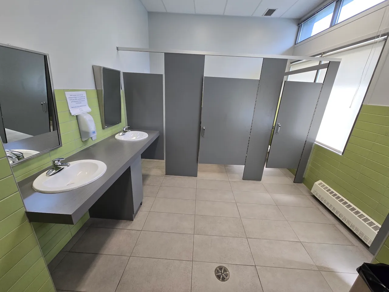 Salle de toilettes du bâtiment Hexagonal