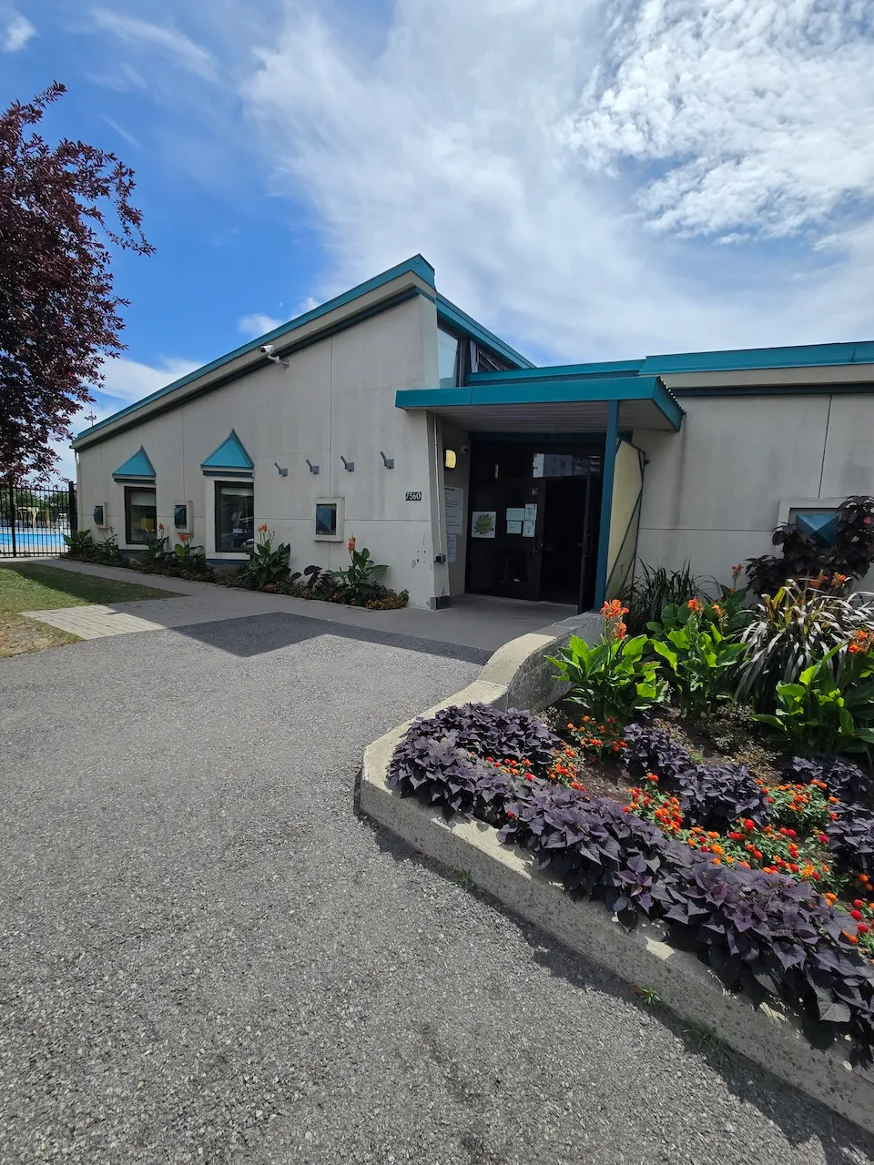 Entrée principale du bloc sanitaire