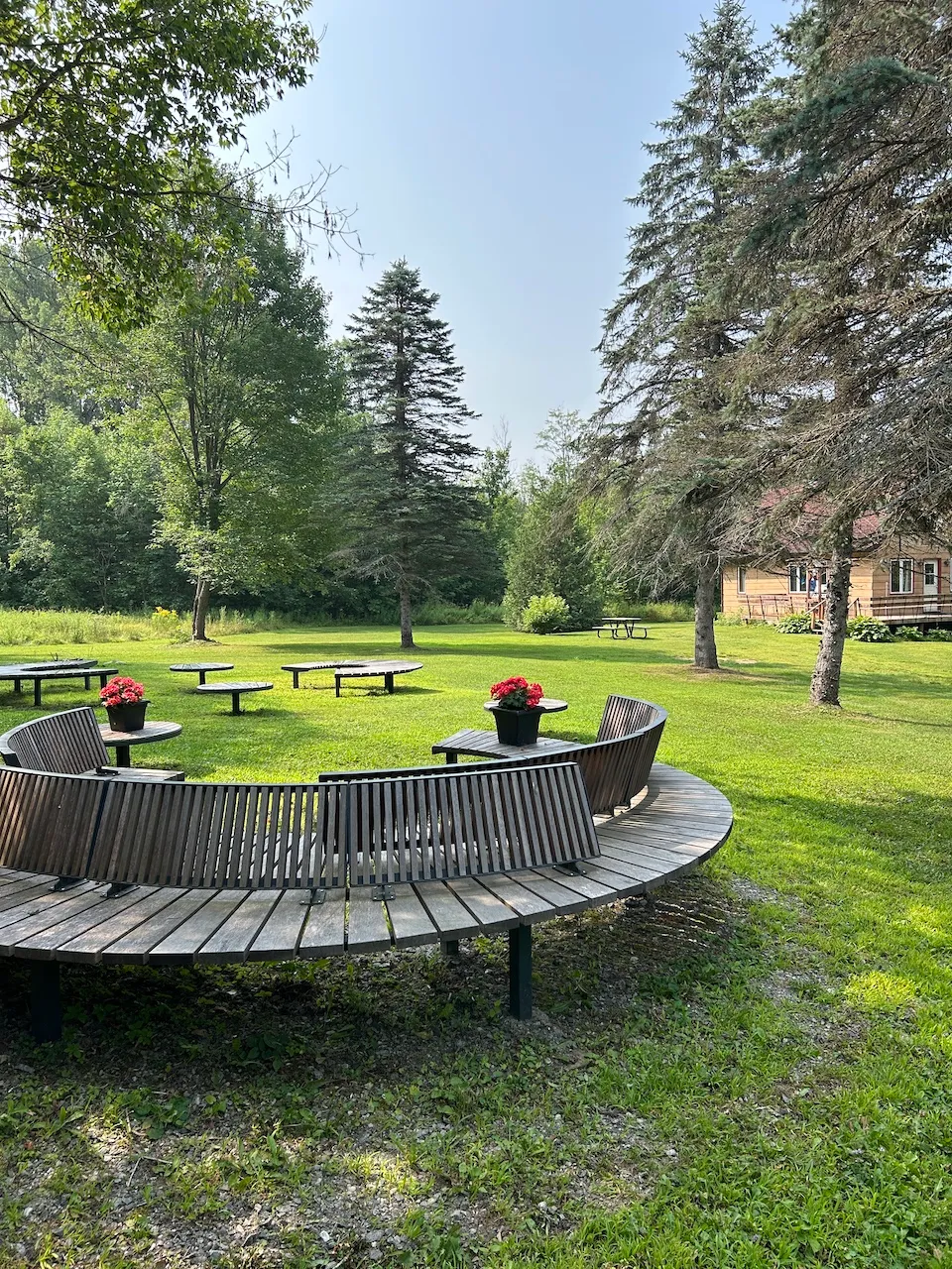 Aire de repos près de la du bâtiment la Salle de rencontre