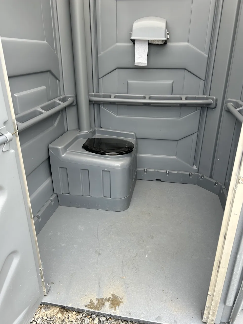 Toilette chimique adaptée près du stationnement