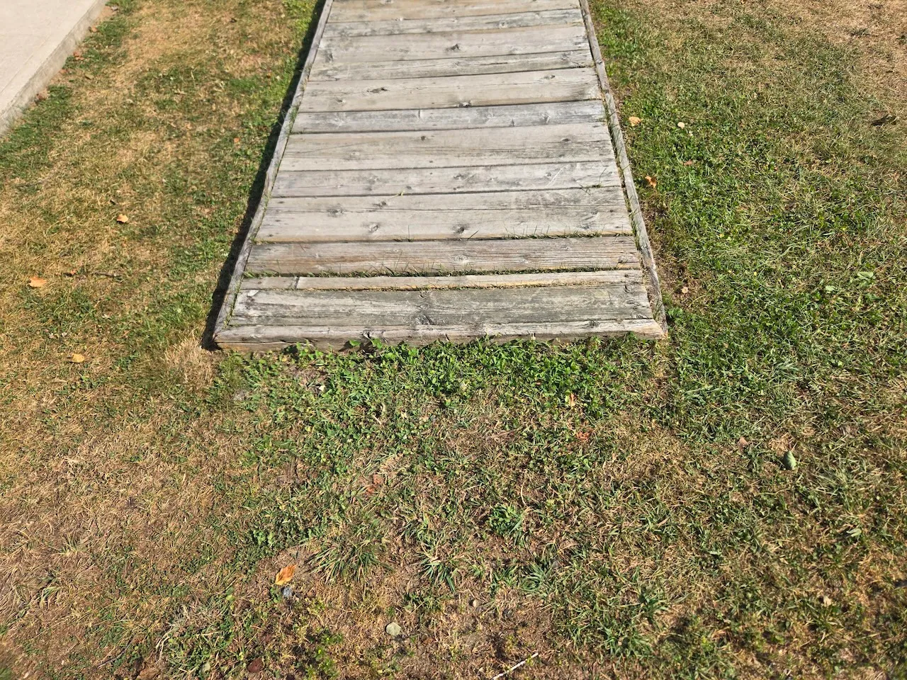 Threshold at the bottom of the access ramp