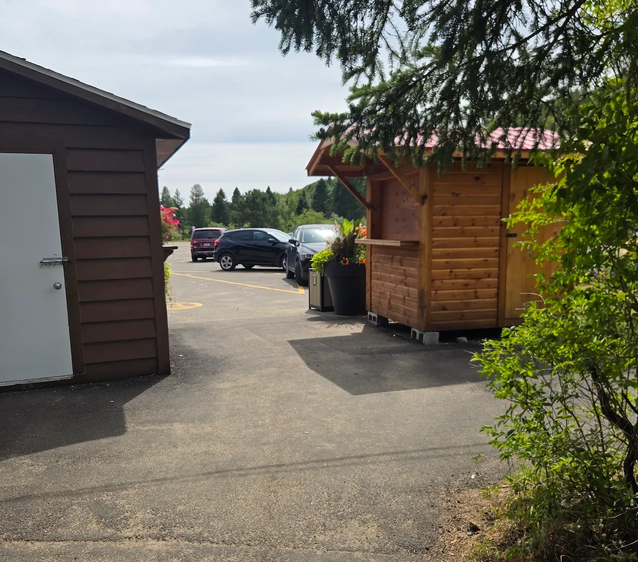 Comptoir d'accueil à l'entrée de la plage