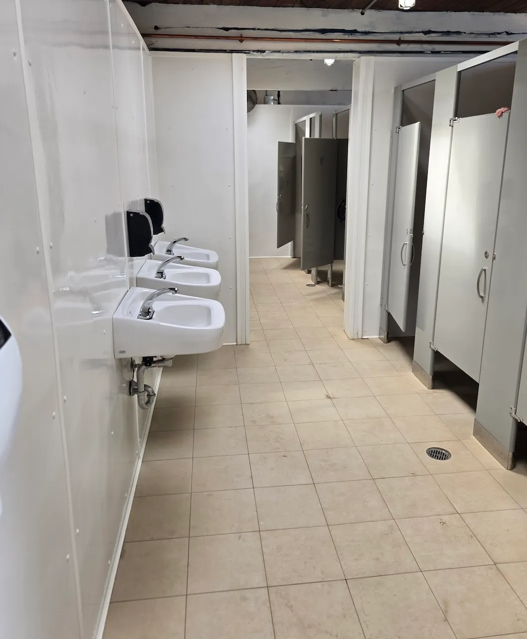Salle de toilette du bloc sanitaire
