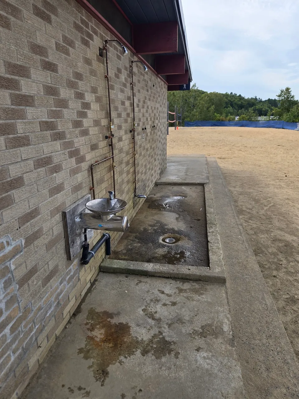 Fontaine à boire près de l'entrée principale