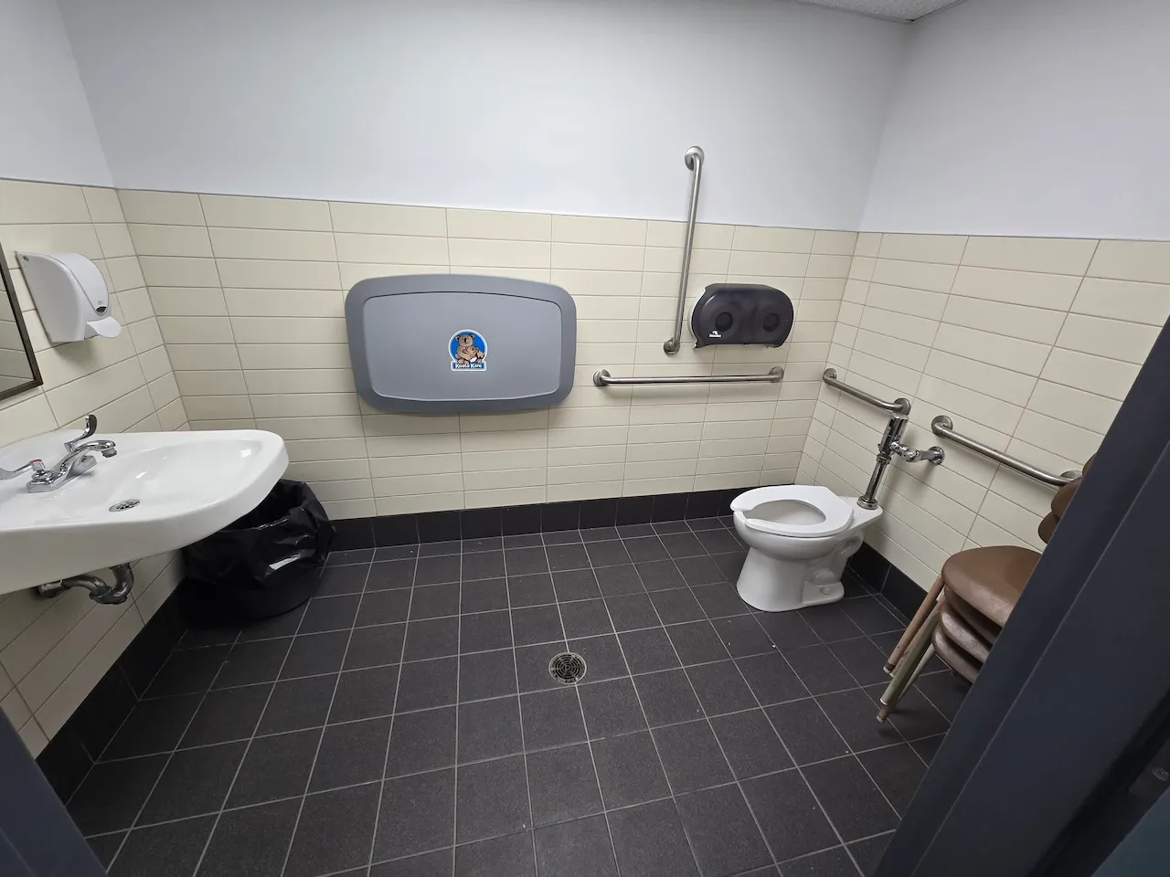 Salle de toilette universelle de l'aréna Martin Brodeur