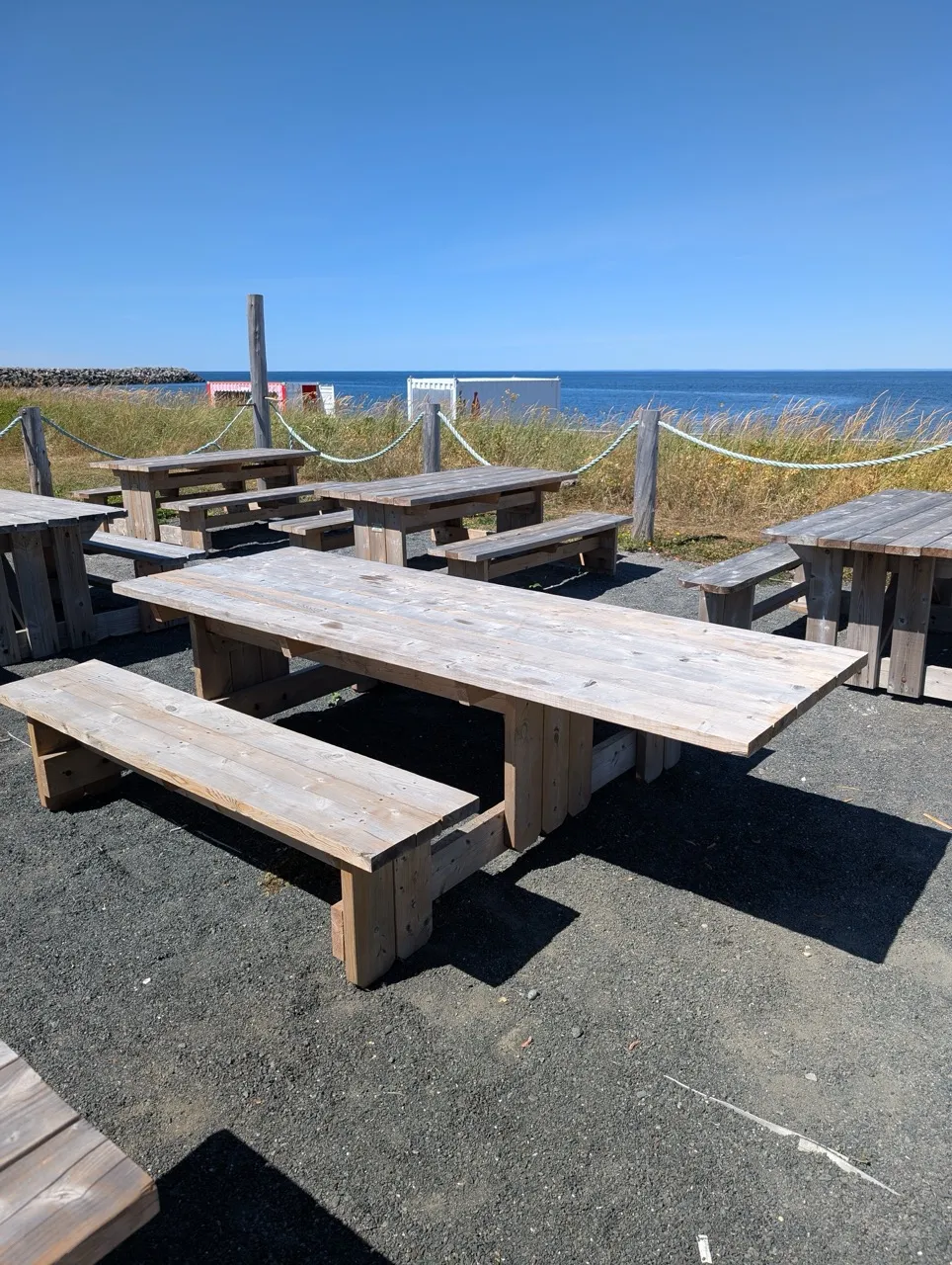Table de pique-nique avec prolongement (sur le terrasse du Barachois)